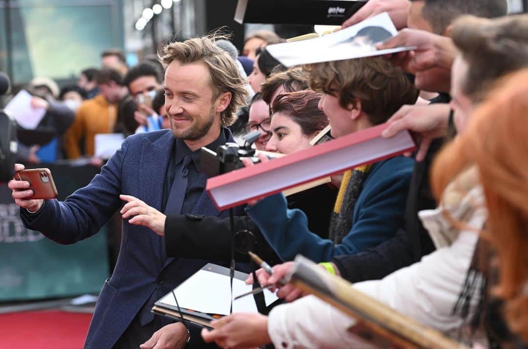 トム・フェルトンのインスタグラム：「Thanks to all the fans who came out last night. Keeping the magic alive ⚡️ @fantasticbeastsmovie」