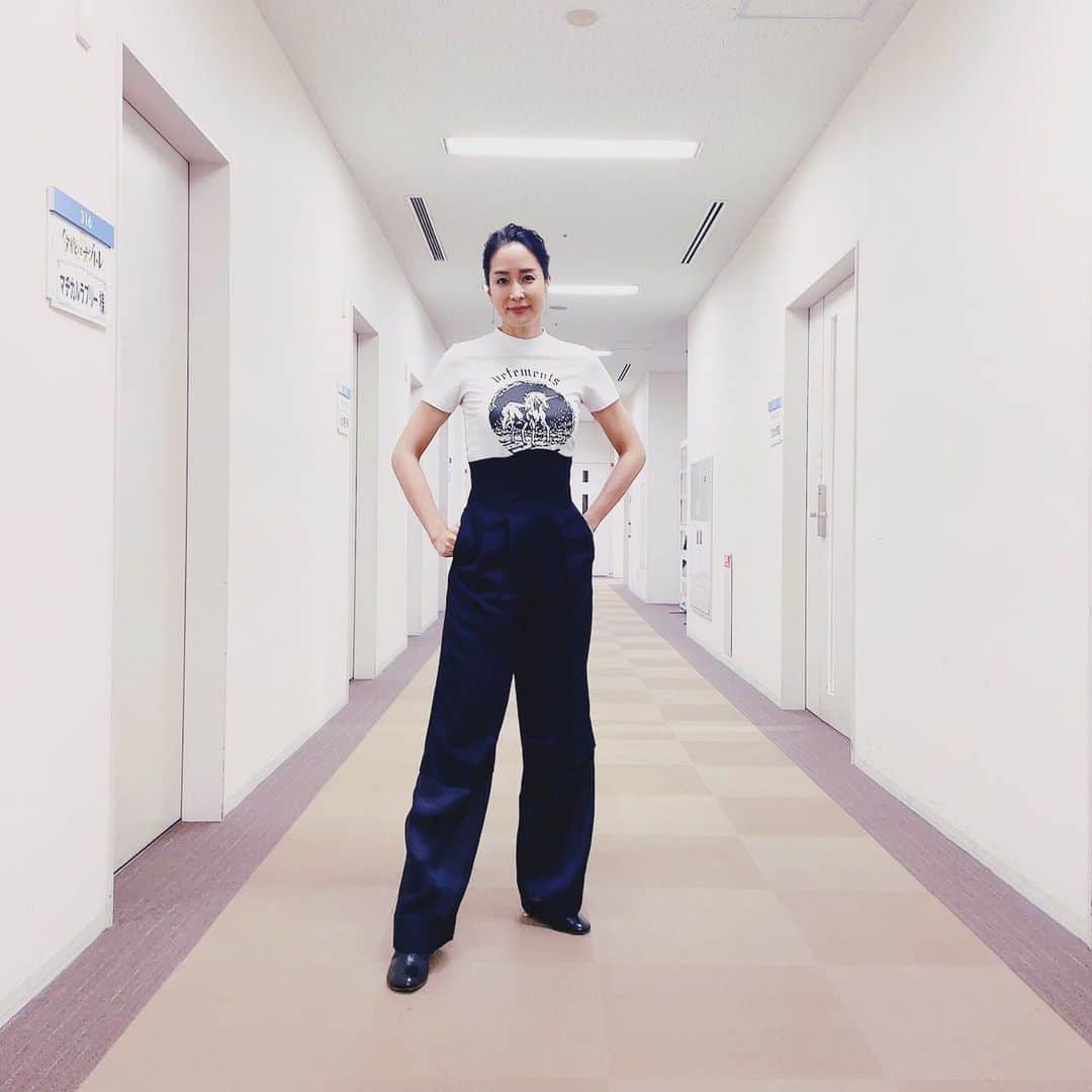 内田恭子さんのインスタグラム写真 - (内田恭子Instagram)「お疲れ様でした。なんだか。 足開いて偉そーにしてますが。 衣装です。  Tシャツ: VETEMENTS パンツ: FETICO  詳細はまた。  #衣装 #todaysoutfit #vetements #fetico #頭使った #内田恭子 #kyokouchida」3月31日 9時10分 - kyoko.uchida.official