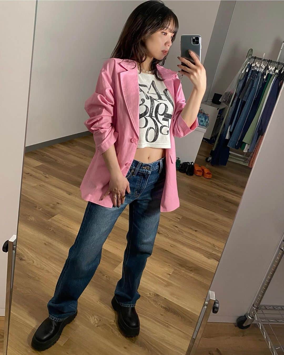 のインスタグラム：「ㅤㅤㅤㅤㅤㅤㅤㅤㅤㅤㅤㅤㅤ pinkのジャケット可愛すぎて🥹🌸 linen likeで軽くて通気性がいいから テーラードでも決まりすぎなくてライトな羽織り心地🧏🏻‍♀️ ㅤㅤㅤㅤㅤㅤㅤㅤㅤㅤㅤㅤㅤ そんでこのスタイリングがイチオシ🧏🏻‍♀️💖 ㅤㅤㅤㅤㅤㅤㅤㅤㅤㅤㅤㅤㅤ denimも4/1発売でこれほんとオススメ！ low westで旬なスタイリングが楽しめるdenim💙 ㅤㅤㅤㅤㅤㅤㅤㅤㅤㅤㅤㅤㅤ ☑︎light tailor jk ¥8,500+tax ☑︎crab straight denim ¥10,000+tax (全て4/1発売) ㅤㅤㅤㅤㅤㅤㅤㅤㅤㅤㅤㅤㅤ #LAGUAGEM」