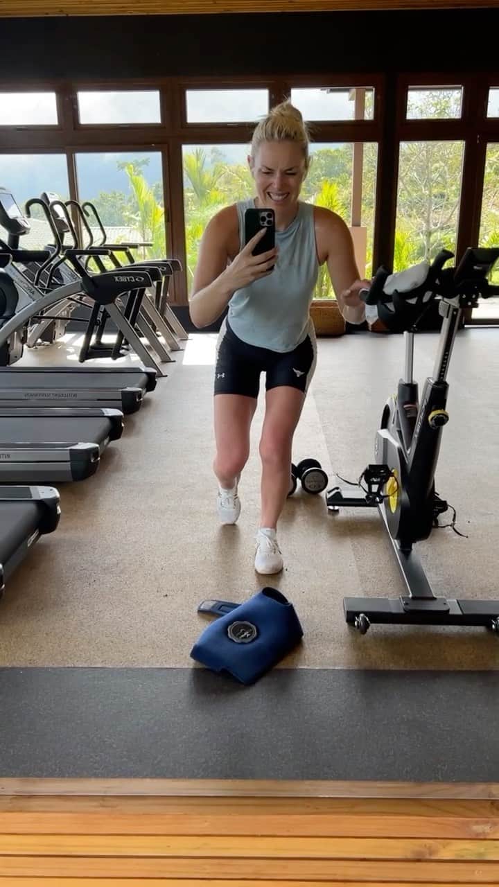 リンゼイ・ボンのインスタグラム：「Making progress… #kneerehab don’t judge my poor little muscles lol」