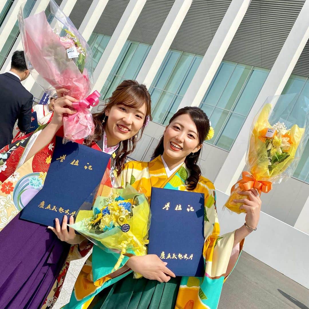 のインスタグラム：「大変お世話になった人たちとの写真💐  #卒業 #慶應義塾大学 #慶應 #袴 #袴ヘアアレンジ」