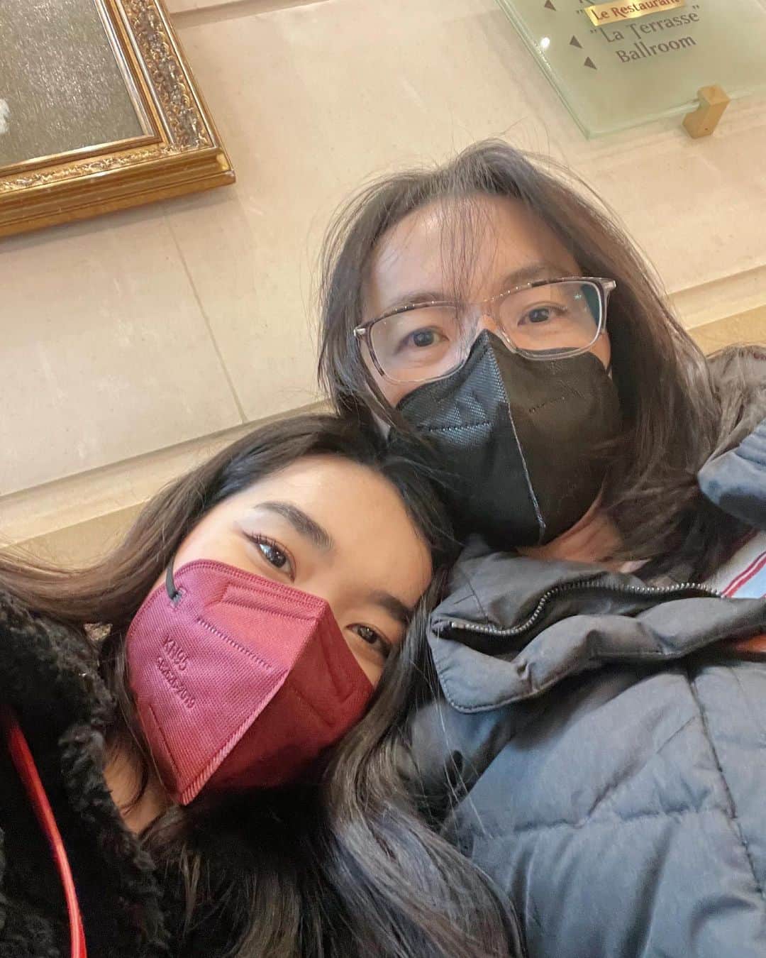 カレン・チェンさんのインスタグラム写真 - (カレン・チェンInstagram)「had a fun mom & daughter trip in paris even though i got food poisoning 🥲💞」3月31日 3時29分 - karebearsk8