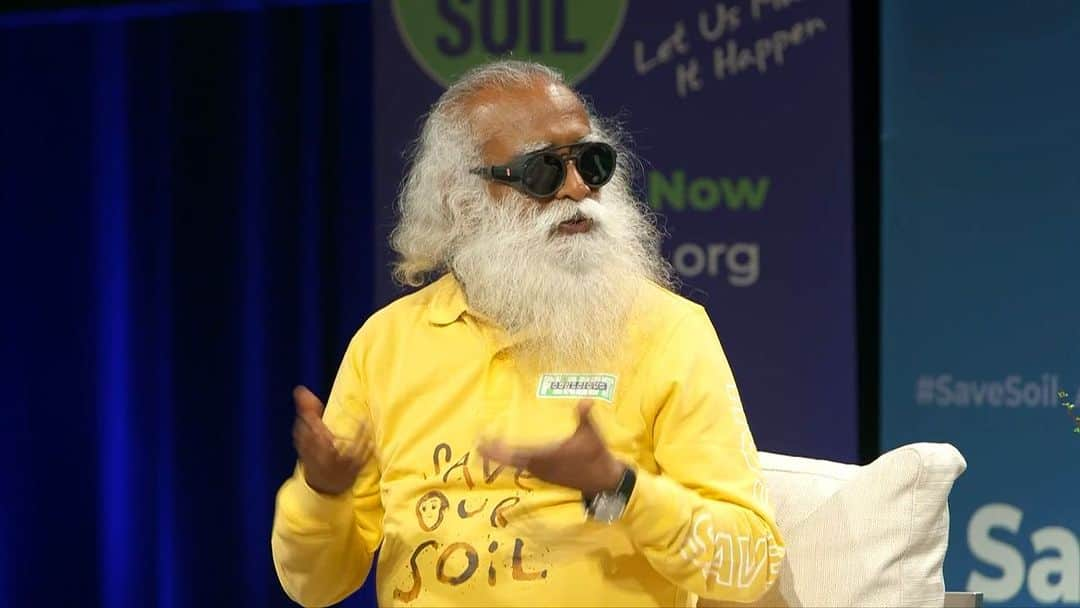 トニ・ガーンのインスタグラム：「Finally found some time to go through last weeks interview with @sadhguru about soil health, or more it’s current degradation, and what we can do to get it back to where it can thrive and we can live HEALTHILY ever after, on our planet- and so can the generations to come. Here’s just a tiny part of our long and so educational talk in Berlin @consciousplanet go see Sadhguru talk in a city near by and join #savesoil 🌱🥦🪵🍂🌻🥔🥑💚」