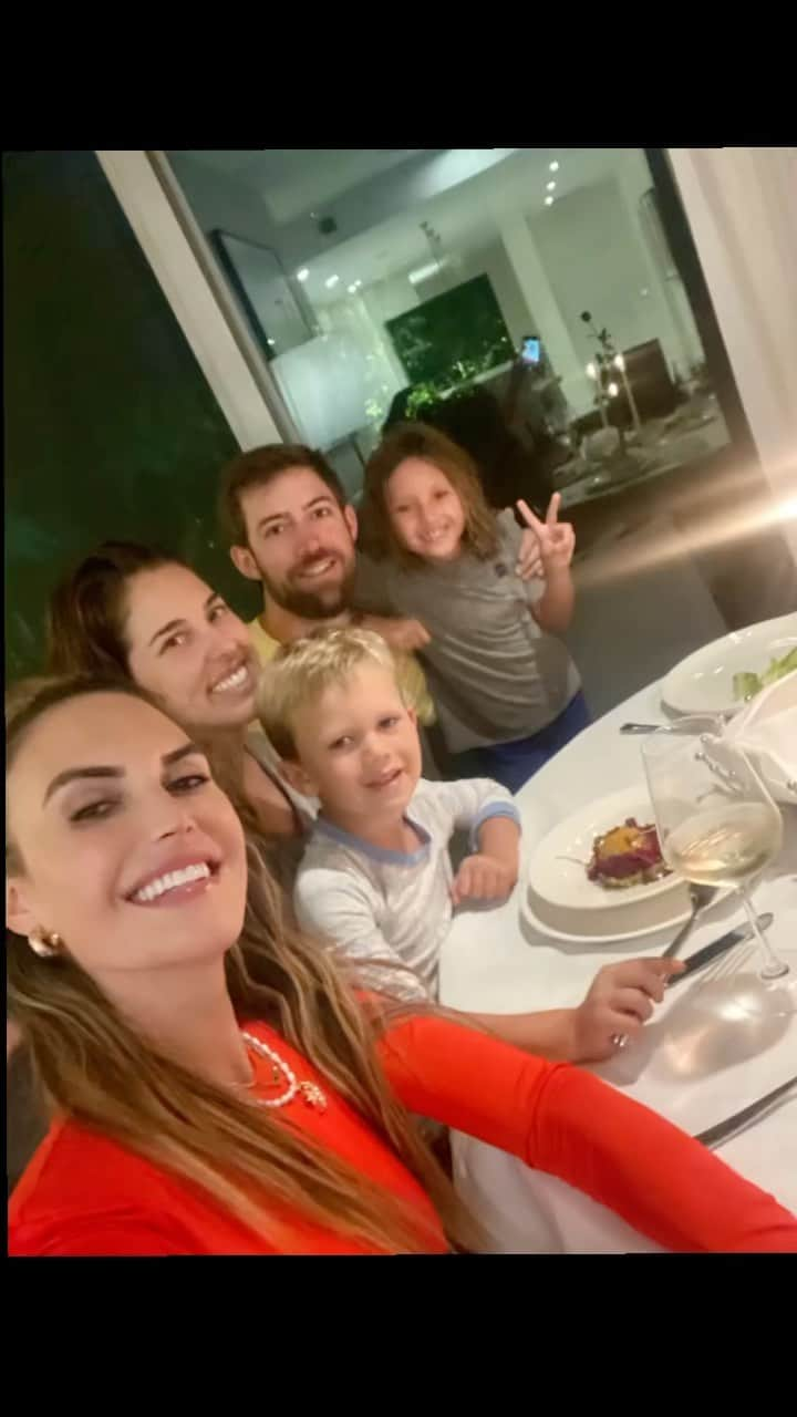 Elizabeth Chambers Hammerのインスタグラム：「Two years without seeing my family pt 2. Had to go on a quick work trip, but the babes couldn’t miss school. Within 30 hours, my incredible brother and his equally wonderful gf were here to be with them and then stayed for over a month and even indulged me/my road trip cravings by flying 6 hours away from our parent’s when we flew back to the states. Love you, @guide_shack_confidential @animaudeqc ❤️」