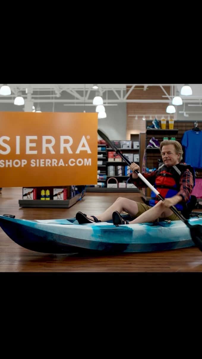 デヴィッド・スペードのインスタグラム：「I finally got to work with a kayak. Check it off the old bucket list.  Thanks @sierraofficial #ad 🪣」