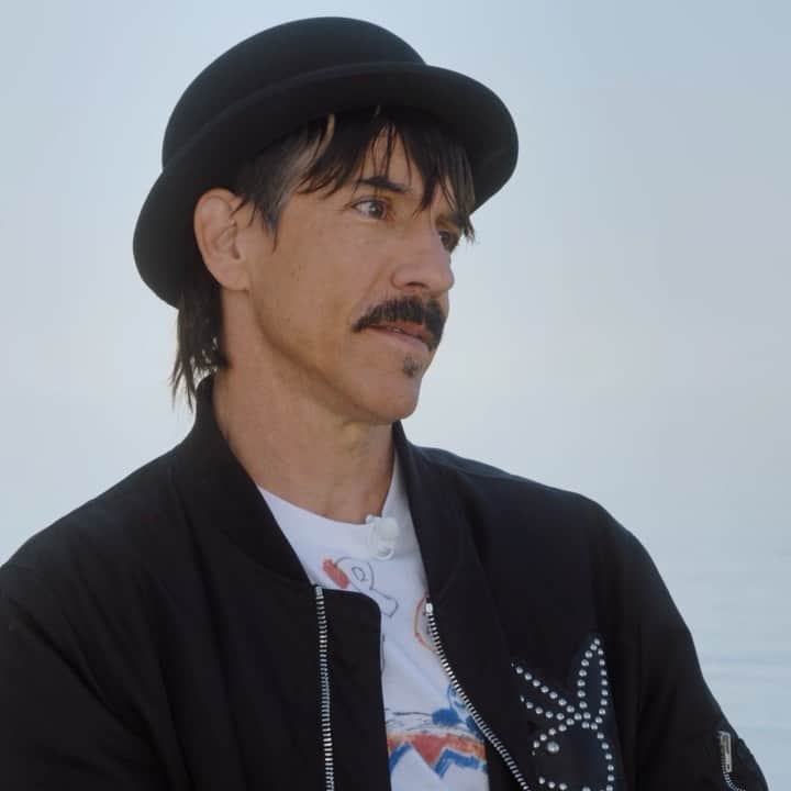 Apple Musicのインスタグラム：「@chilipeppers are back with their new album, ‘Unlimited Love,’ produced by @rickrubin. @zanelowe sits down with Anthony Kiedis to talk about reuniting with John Frusciante and the band’s longevity. Link in bio.」