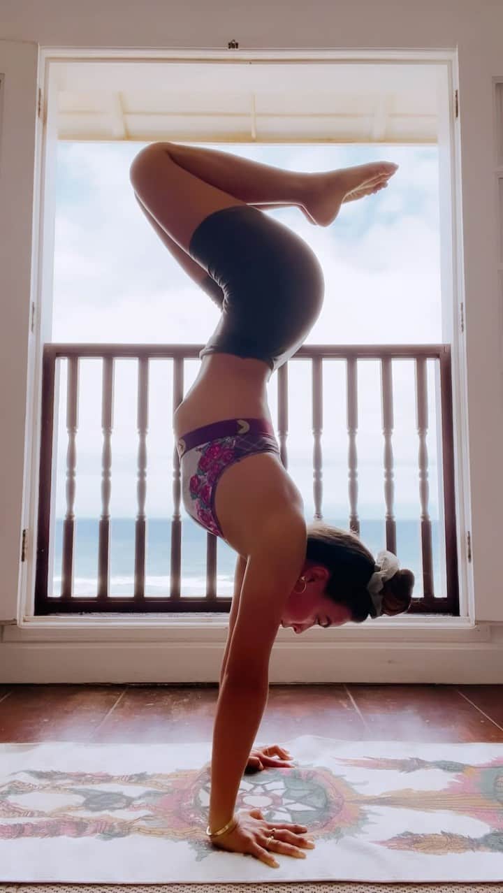ティア・ブランコのインスタグラム：「Blessings from Barbados ✨🤍🧘🏽‍♀️🪟」