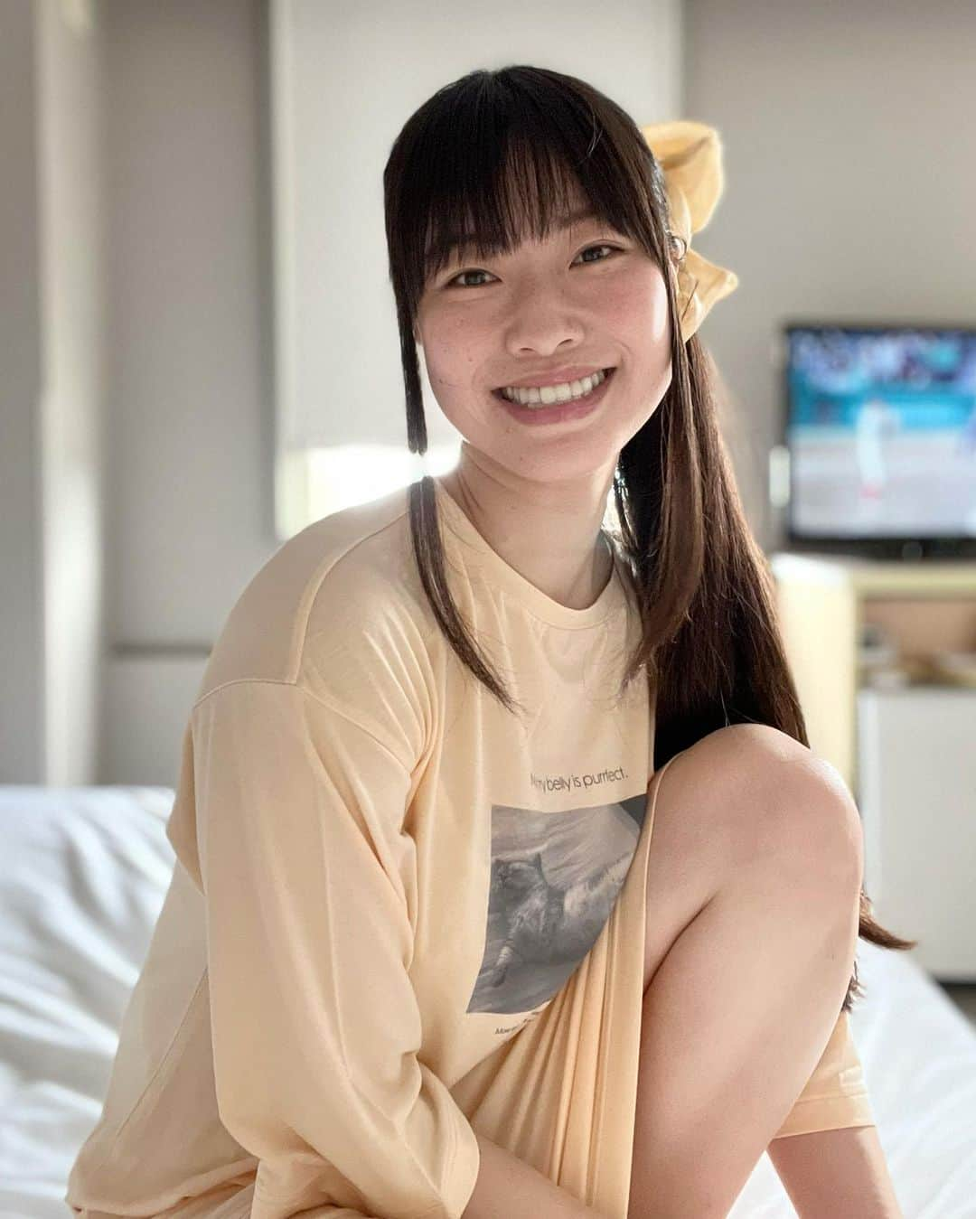 小田飛鳥さんのインスタグラム写真 - (小田飛鳥Instagram)「おはよう🍋🧡 今日はゆっくり出来るの？ じゃあ春の選抜の決勝戦一緒に観よう💛 #お誕生日プレゼント #華彩なな さん #ありがとう #高校野球好き #頑張れ近江高校」3月31日 6時47分 - asuka_oda_0320