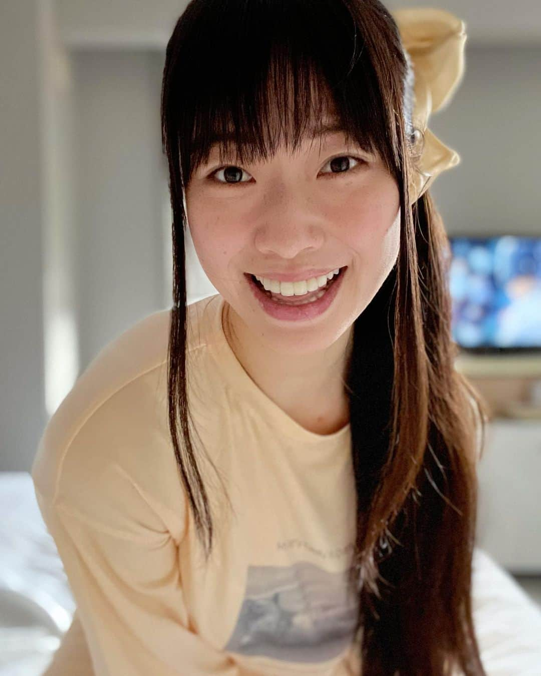 小田飛鳥さんのインスタグラム写真 - (小田飛鳥Instagram)「おはよう🍋🧡 今日はゆっくり出来るの？ じゃあ春の選抜の決勝戦一緒に観よう💛 #お誕生日プレゼント #華彩なな さん #ありがとう #高校野球好き #頑張れ近江高校」3月31日 6時47分 - asuka_oda_0320