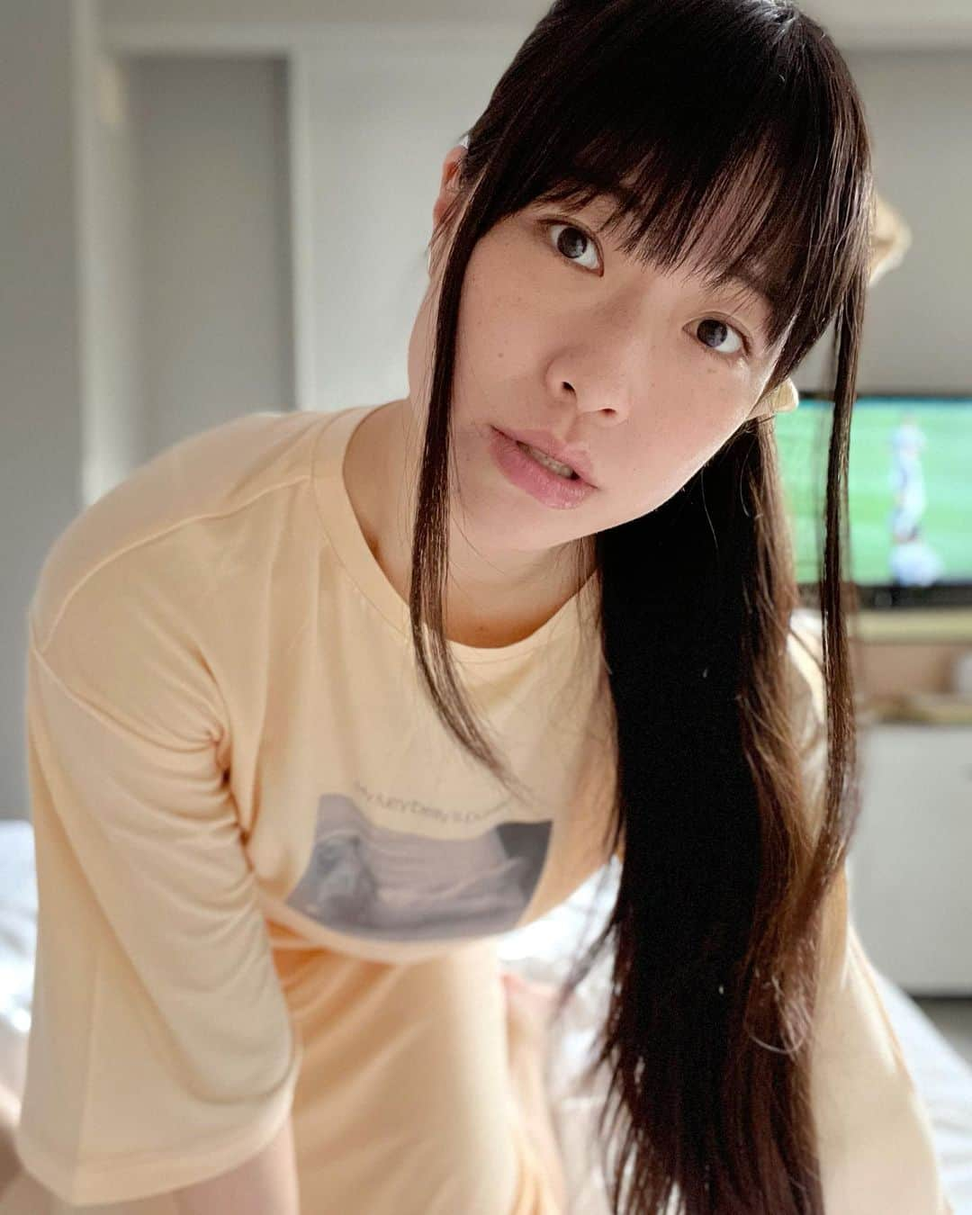 小田飛鳥のインスタグラム：「おはよう🍋🧡 今日はゆっくり出来るの？ じゃあ春の選抜の決勝戦一緒に観よう💛 #お誕生日プレゼント #華彩なな さん #ありがとう #高校野球好き #頑張れ近江高校」