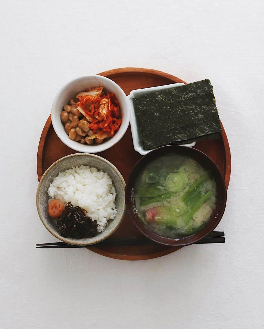 樋口正樹のインスタグラム：「Today's breakfast . 今朝は炊き立てご飯に 梅干、ごま昆布、海苔、 納豆とキムチを足して、 ほうれん草のお味噌汁。 . . . . #朝ごはん #納豆 #納豆キムチ #キムチ納豆 #ほうれん草の味噌汁 #ごま昆布 #梅干 #焼き海苔 #しっかり朝ごはん #おはようございます #breakfast #japanesebreakfast」