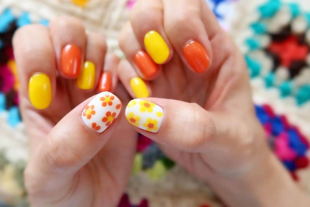 Mai Wakimizuのインスタグラム：「NEW  NAIL♡いつも春はpink系だから今回は元気になるビタミンカラーorange&yellow!!親指はマーガレットにしてもらいました♡テンション上がる＼(^o^)／ nail by @yuka_moka♡♡ #nail#ネイル」