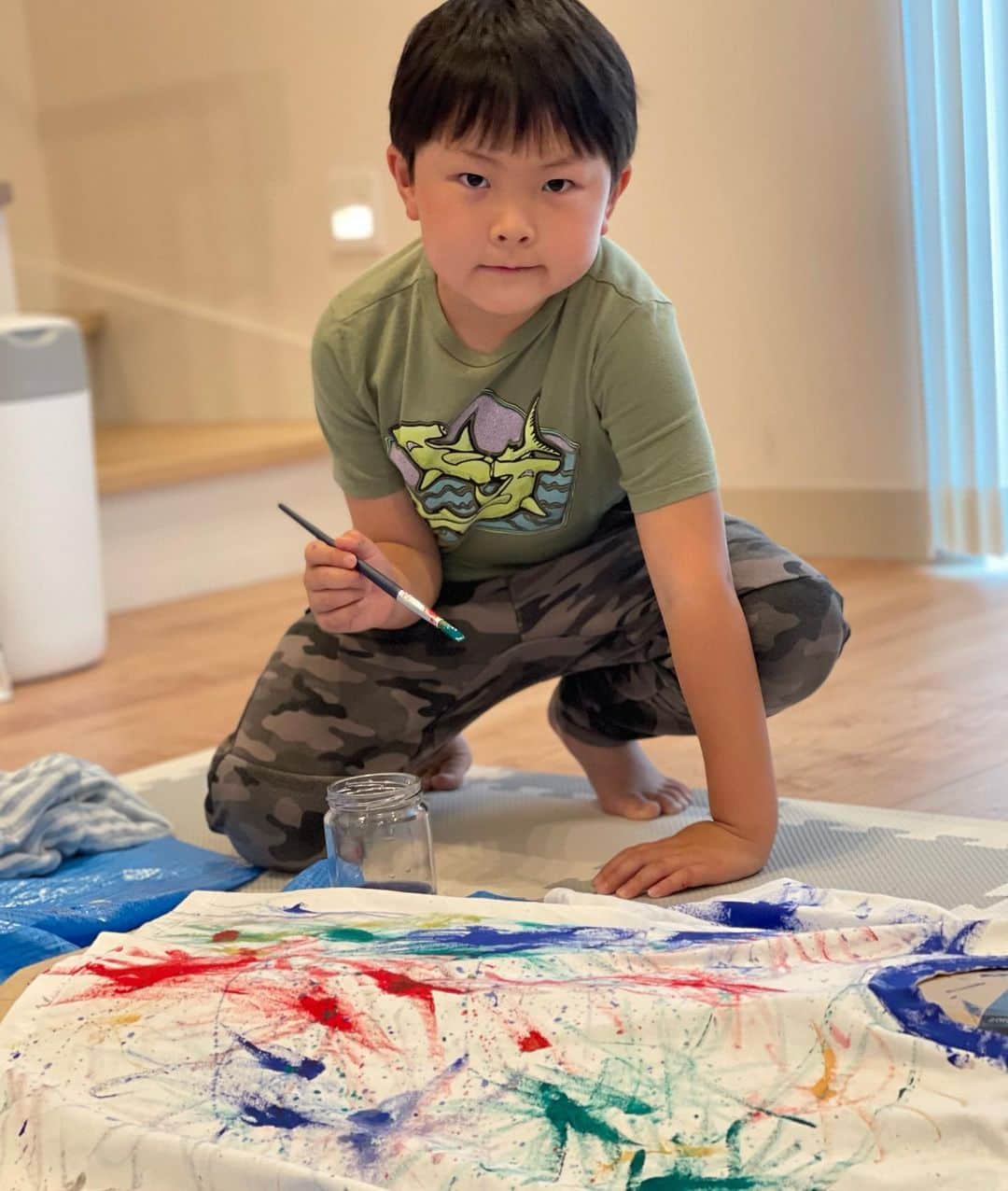 杉山愛さんのインスタグラム写真 - (杉山愛Instagram)「息子の力作😆😆😆 春休みのおうち時間を使って🎨アクリル絵の具🎨で白ティーにデザインをしてくれました🎶 これからのシーズンこの白ティーの出番が増えそうです😆😆😆  #息子の力作 #白ティーがカラフルに #アクリルえのぐ #もうすぐ1年生  #これからも楽しみ」3月31日 19時46分 - aisugiyamaofficial