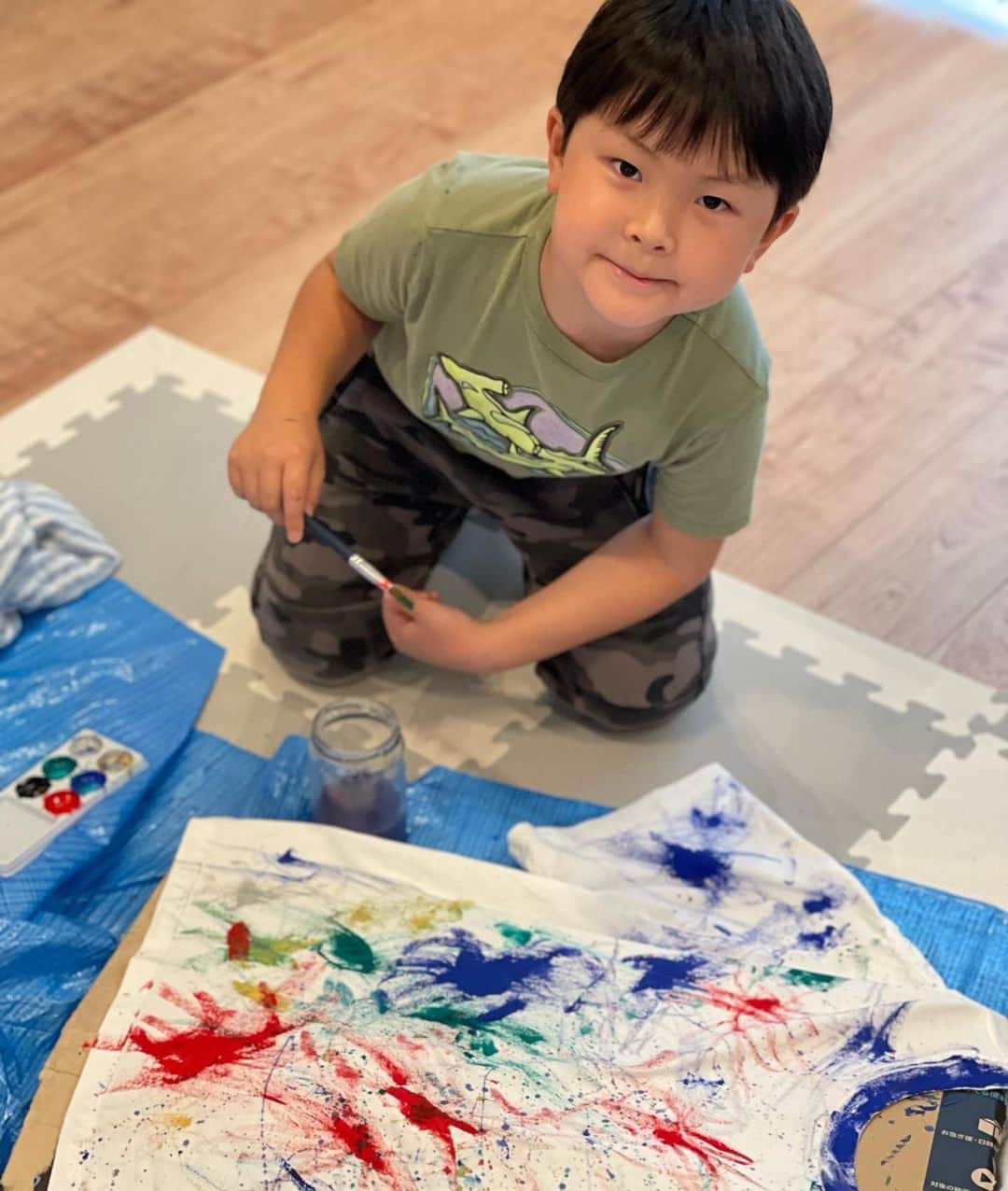 杉山愛さんのインスタグラム写真 - (杉山愛Instagram)「息子の力作😆😆😆 春休みのおうち時間を使って🎨アクリル絵の具🎨で白ティーにデザインをしてくれました🎶 これからのシーズンこの白ティーの出番が増えそうです😆😆😆  #息子の力作 #白ティーがカラフルに #アクリルえのぐ #もうすぐ1年生  #これからも楽しみ」3月31日 19時46分 - aisugiyamaofficial