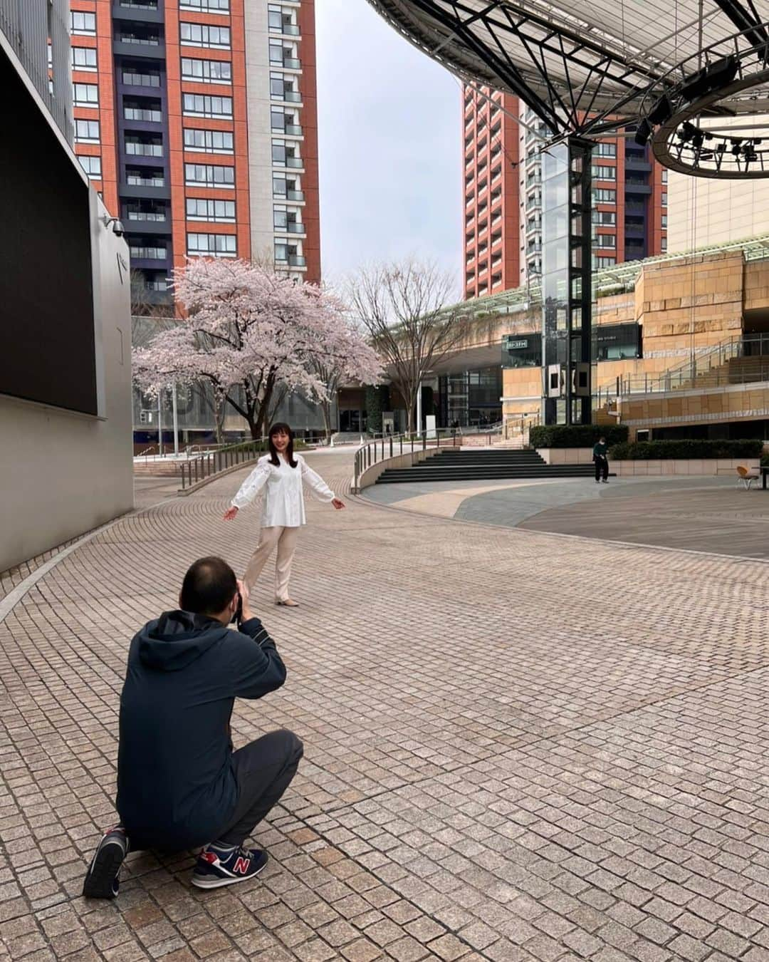 島本真衣さんのインスタグラム写真 - (島本真衣Instagram)「昨日は、今後配信される『さくら待ち受け』の写真撮影でした🌸 詳細はまた後日お伝えしますね♪ 矢島さん、ありがとうございました🤍  #桜 #待ち受け #配信  #テレビ朝日 #矢島悠子 アナウンサー #1期上の先輩 #島本真衣」3月31日 19時38分 - mai_shimamoto_ex