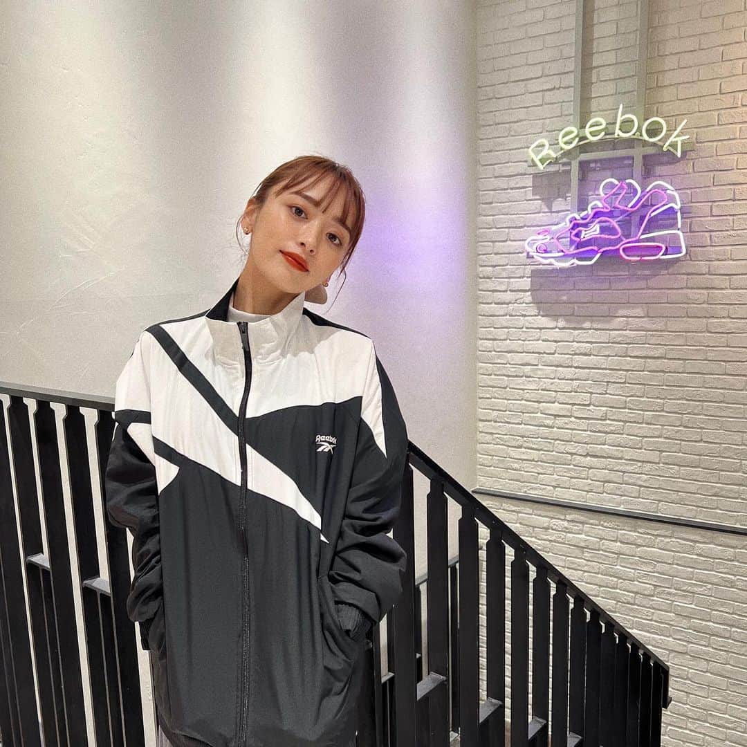 近藤千尋のインスタグラム：「今日もお疲れ様でした🌸😍  昨日は、ポスターにもなっている、 @reebokjp  インスタライブ ありがとうございました🤍👟 DAILY FIT のご紹介や、 ピラティス用のウェアの買い物もできて 最高でした💕笑 アーカイブが残っているので 皆さんチェックお願いします🥰  衣装で着た、このシャカシャカも 3色あってどれも可愛かったなぁ🥹✨」