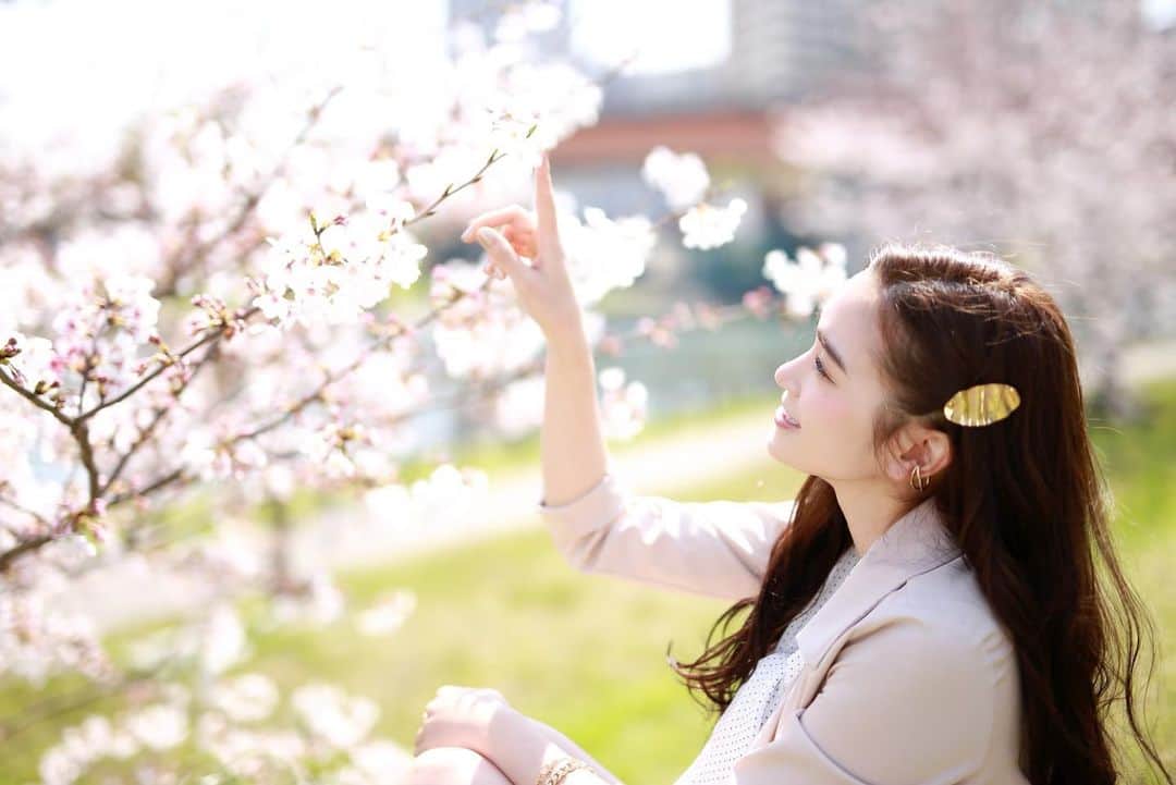 太田麻美のインスタグラム：「本日21:00〜生放送 ラジオ📻レインボータウンFM『KIBA BREEZE!!!』に出演します🌈  お便りもお待ちしてます💌🌸🌸  リスラジ➡️listenradio.jp/sp/ お便り➡️info@885fm.jp  #radio #ラジオ #レインボータウンfm #キバブリ #桜」