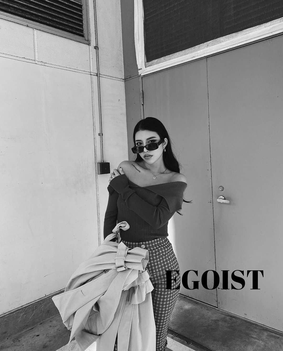 平木亜実のインスタグラム：「【ご報告】  私事ではありますが、この度4月8日を最終出勤日とし、約7年間勤めたEGOISTを退社することになりました。  黒ギャルといえばエゴイスト！ と21歳の時に勢いで飛び込んだアパレルの世界は楽しいことばかりだけじゃなく、キツイことも沢山あったけどEGOISTで働いてなかったらカリスマ性に溢れた先輩方や本社の方々、逆にEGOISTを通じて私のことを知って頂いた沢山の方々にも出会うことができなかったと思います。 ほんとに沢山の出会いや繋がりが出来た場所。 あっという間で濃い時間でした。  入社前は夢もやりたいこともなかった自分が仲間と一緒に同じ目標に向かって頑張ること、家族のようなスタッフのみんなと仕事への熱が強すぎるがあまり言い合ったり、励まし合ったりしたこと。  official STAFF初期メンバーとして起用して頂きSNSなどを通してEGOISTの魅力やお洋服を発信したり、実際に都内店舗の店頭に立ち沢山のお客様と接することが出来たこと、official STAFFのみんなや本社の方々と撮影やインスタライブなど沢山の活動をさせて頂いたことなどなど…  勢いで飛び込んだEGOISTでの時間と経験が自分の人生にこんなに大きな影響を与えるとは当時の私は全く思いもしませんでした。  本当に多くの経験と人として大きく成長できる機会を沢山頂き、感謝しております！！  EGOISTを通して私と今まで関わってくださった方、お客様は一生の宝物です。  入社した時は先輩の後ろを必死について行ってた自分が今では店長もさせてもらい、こんな私についてきてくれた後輩達や、わからないことばかりで不安だった時、サポートしてくださった先輩方には感謝と愛でいっぱいです。  本当に沢山の方の支えがありここまで7年間全力でやってこれたと思っています。  そして新たな目標、やりたいことができ、EGOISTを卒業する運びとなりました！！  EGOISTで働いてなかったら目標もやりたいことも特にないままだったと思うし、間違いなく今の自分はいないです。  退社を決めてからは出勤する度に沢山の方が会いに来て下さり本当に幸せで、ここまで頑張ってきてよかったなと日々感じています。 ありがとうございます😭  長くなりましたが、残り約1週間最後の私のEGOIST人生を皆様に見届けてもらえたら嬉しいです🙇‍♂️  最後まで読んで頂きありがとうございます。  #EGOIST」