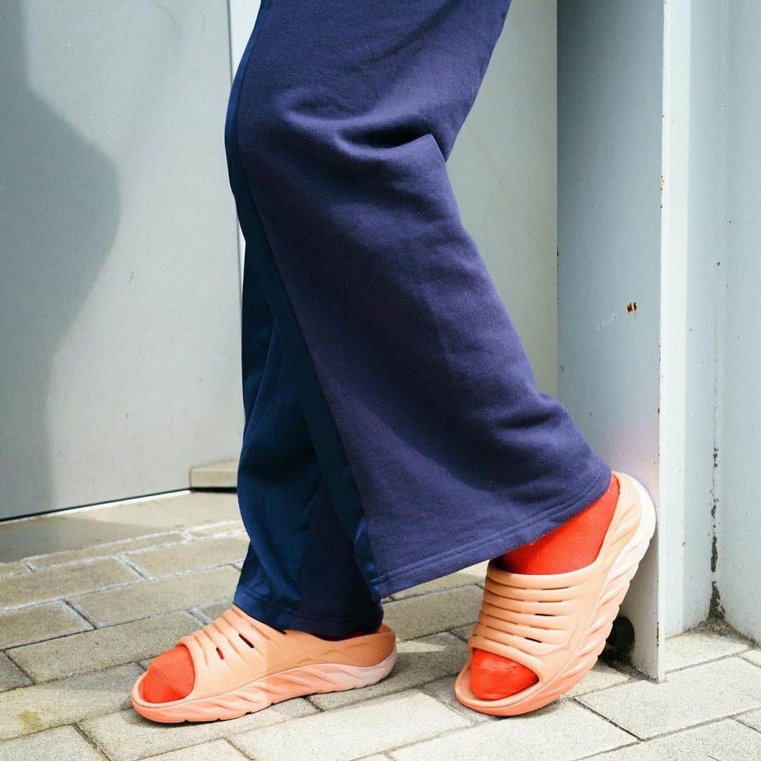 吉成亜美さんのインスタグラム写真 - (吉成亜美Instagram)「HOKA🎶 靴にあわせてコーデを組んでみました。  オラリカバリースライドにはビビッドなオレンジのソックス、スポーティーなセットアップを合わせました。足元が差し色って可愛い！  ボンダイ7にはチェッカーパンツとベスト、Tシャツを合わせて、カジュアルなスニーカーコーデを組んでみました。  HOKAのくつはコーデに合わせやすいだけでなく、本当に履き心地が良い。ソールが程よく柔らかくて、走りたくなります🏃🏻  #HOKA#ホカコーデ#ボンダイ7#オラリカバリースライド#pr」3月31日 18時51分 - amiyoshinari