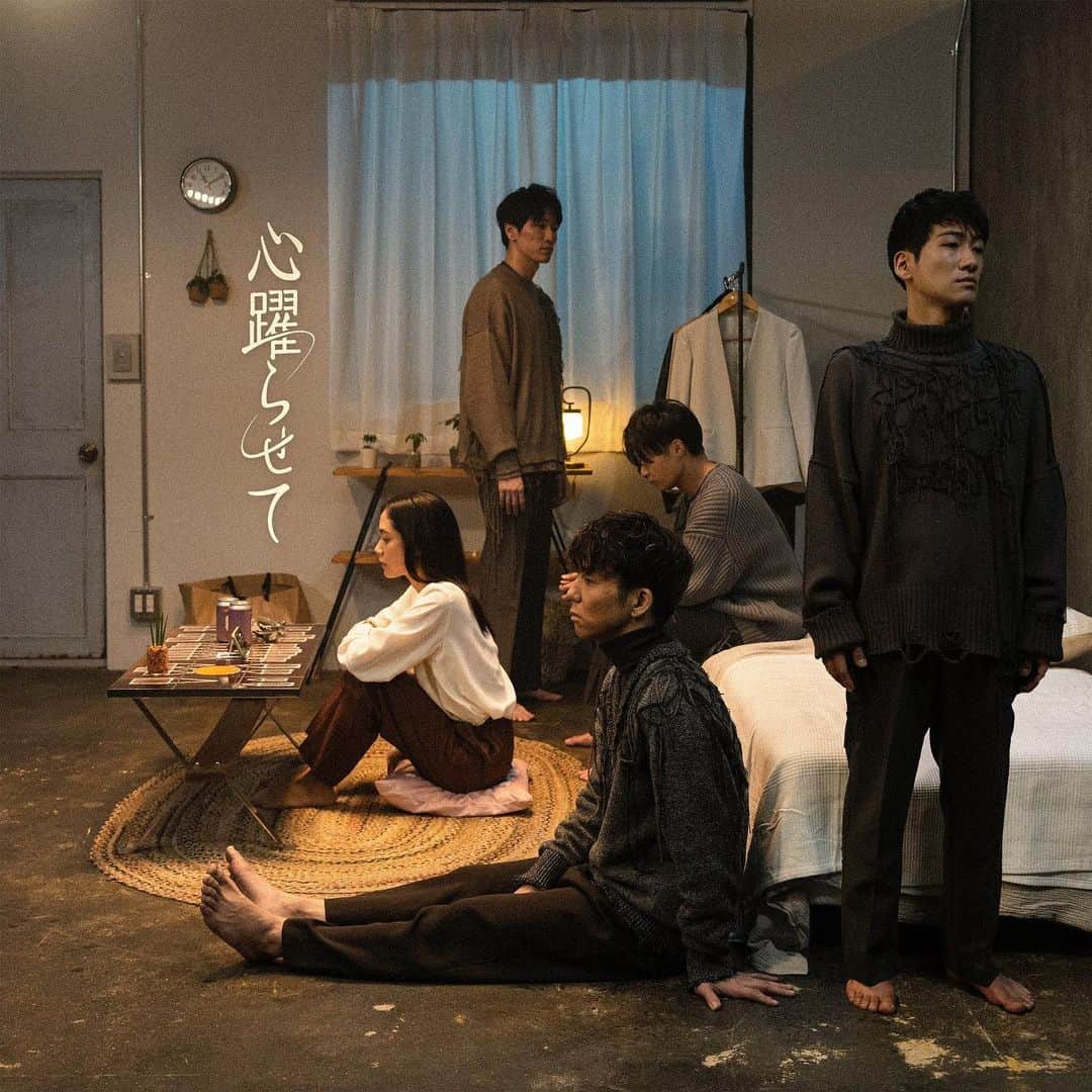 上野大樹のインスタグラム：「#STKGZ   世界的ダンスグループ s**t kingz @stkgz_official  結成15周年舞台公演  『HELLO ROOMIES!!!』 “コンセプトソング” 「#心躍らせて」  上野大樹は作詞歌唱させて頂きました 作曲編曲はESME MORI さん  (@_esme_mori_ )  YouTubeではMVも公開されています 是非チェックを！  2022 年秋 東京・新国立劇場を皮切りに約3万人を動員する、東名阪3都市で上演される舞台のコンセプトソングとなります。  刺激的で愛のある素晴らしいプロジェクトに関われてとても光栄です。作詞、とてもとても楽しかったです。  ”変わる世界と変わらない自分と何を目印にしよう”  沢山の愛のある、そして今の自分とも重なる詞を置いているので是非に。 MVではSTKGZの皆さんとチームになれた気分！存分にこの作品を余すところなく観て下さい。  💐 @oguristkgz  @noppo_stkgz  @shoji_stkgz  @kazukistkgz」
