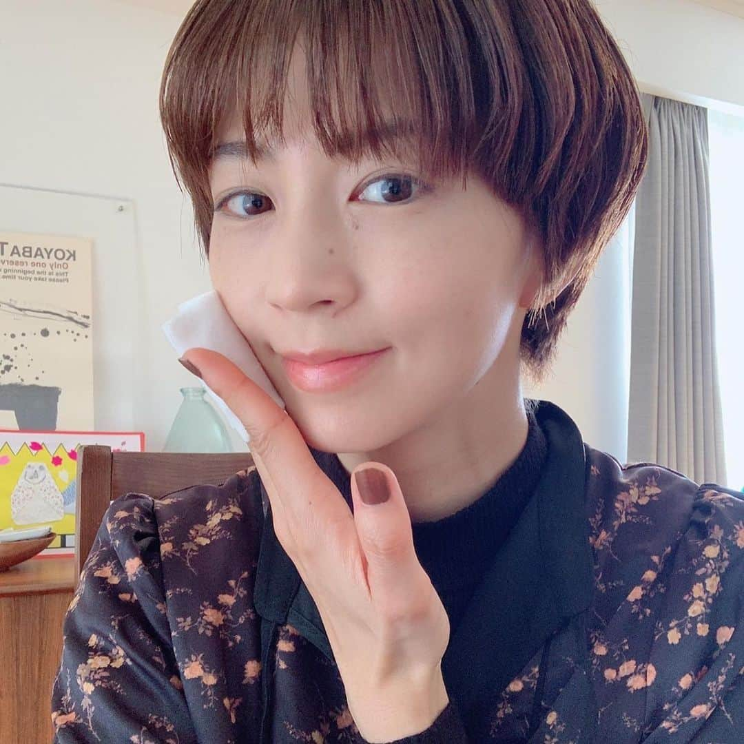 安田美沙子さんのインスタグラム写真 - (安田美沙子Instagram)「最近は、あたたかくなってきて、ランニングや子供とのおでかけに、紫外線が気になってきました✨ もう、これ以上シミ増やしたくない。。。  今日は、メナード化粧品の美白ケアシリーズ「フェアルーセント」を使ってみました。 薬用ホワイトセラムは、美白美容液だけど 化粧水のようにみずみずしく、ベタつかない❤️ すーっと肌になじむような感じが、お手入れしていてとても気持ちいい🤍  薬用デイクリーム ホワイトは、美白もしてくれる日やけ止めクリームで少量ですーっと滑らかにのびて、つけ心地サラサラ✨  ランやおでかけの必需品になるかも...。  他のラインナップも、あらゆる角度からシミの原因にアプローチしてくれる、嬉しい美白ケア化粧品なのです☀️ 自分のライフスタイルに合わせて、選べるのが嬉しいな☺️🤍  ぜひチェックしてみてね！ 「フェアルーセント」で検索✨  美白:メラニンの生成を抑え、シミ・ソバカスを防ぐ。  #sponsoredbymenard #メナード　 #フェアルーセント #美白 #menard」3月31日 18時56分 - yasuda_misako