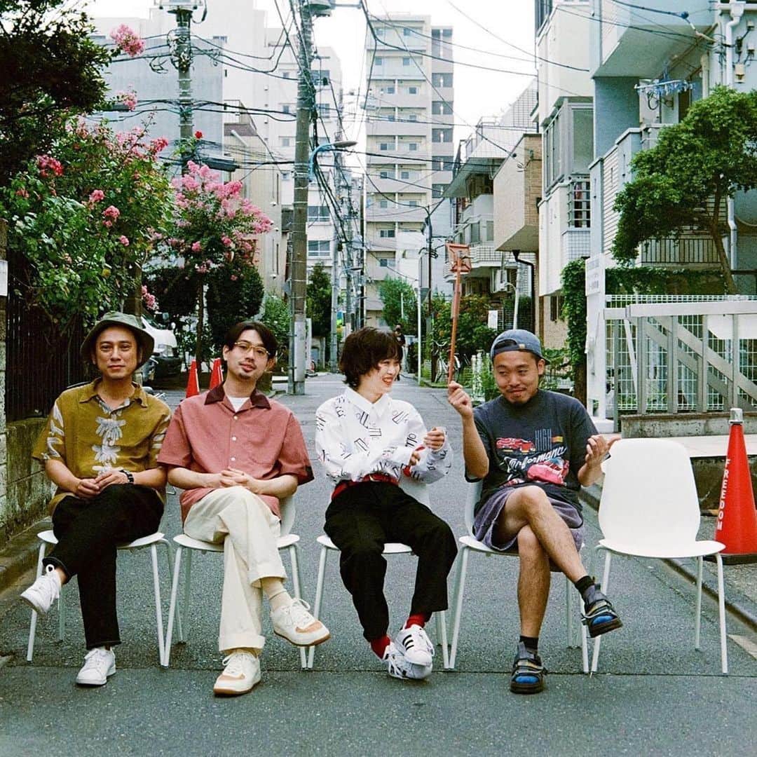 ハマ・オカモトのインスタグラム：「----------------------------------------------------去年の夏かあ。 あっという間だ。 ミュージシャンは楽しいね🤭  #Repost @guita_rei ・・・ 🪡  Collaboration Album QUILT より 表題曲 "QUILT with Ryohu & Friends" が 先行リリースされました。  とにかく聴いてみて。 これは2022年、東京で音楽を生業とする私たちの、 目まぐるしくも美しい日常を表現した曲。 いわばドキュメンタリー。  援護しあう仲間たちに敬意を。  Rei w Ryohu & Friends are... Rei (vo.gtr) Ryohu (rap) ハマ・オカモト (ba) 石若駿 (dr) 渡辺シュンスケ (kb)  🧵」