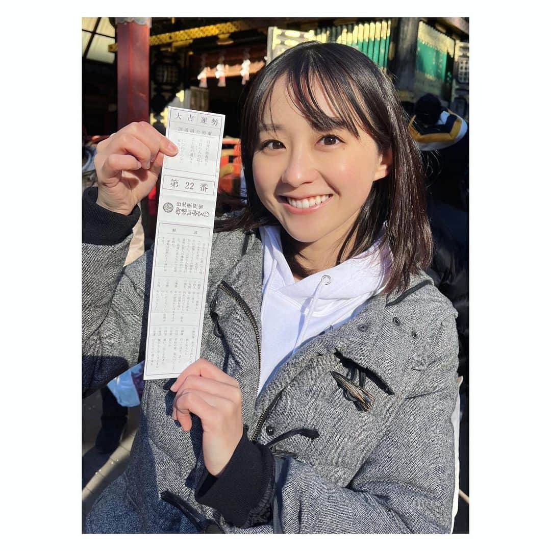 若林有子さんのインスタグラム写真 - (若林有子Instagram)「3月ももう最終日ですね…！  そんな年度末の最後、 今日夜11:56〜「100人の被験者たち」が放送されます！ その中で、島田秀平さんと 「金運最強の100人でスクラッチしたら高額当選が出まくるのか！？」という実験ロケをしてきました💰  進行を担当する中で失礼な発言もあったのですが🙇‍♀️、島田さんはもう本当に優しく、 常に全方面に気配りをされる姿に感動しました…！  私自身どんな結果になるのかワクワクしながら挑みましたが、どうなったのか！！？ ぜひご覧ください😊  #写真は運にちなみ #今年のおみくじ #見えますか…？ #大吉です😁  #100人の被験者たち #スクラッチ  #おみくじ #金運  #若林有子 #アナウンサー」3月31日 19時16分 - wakabayashiyuko_