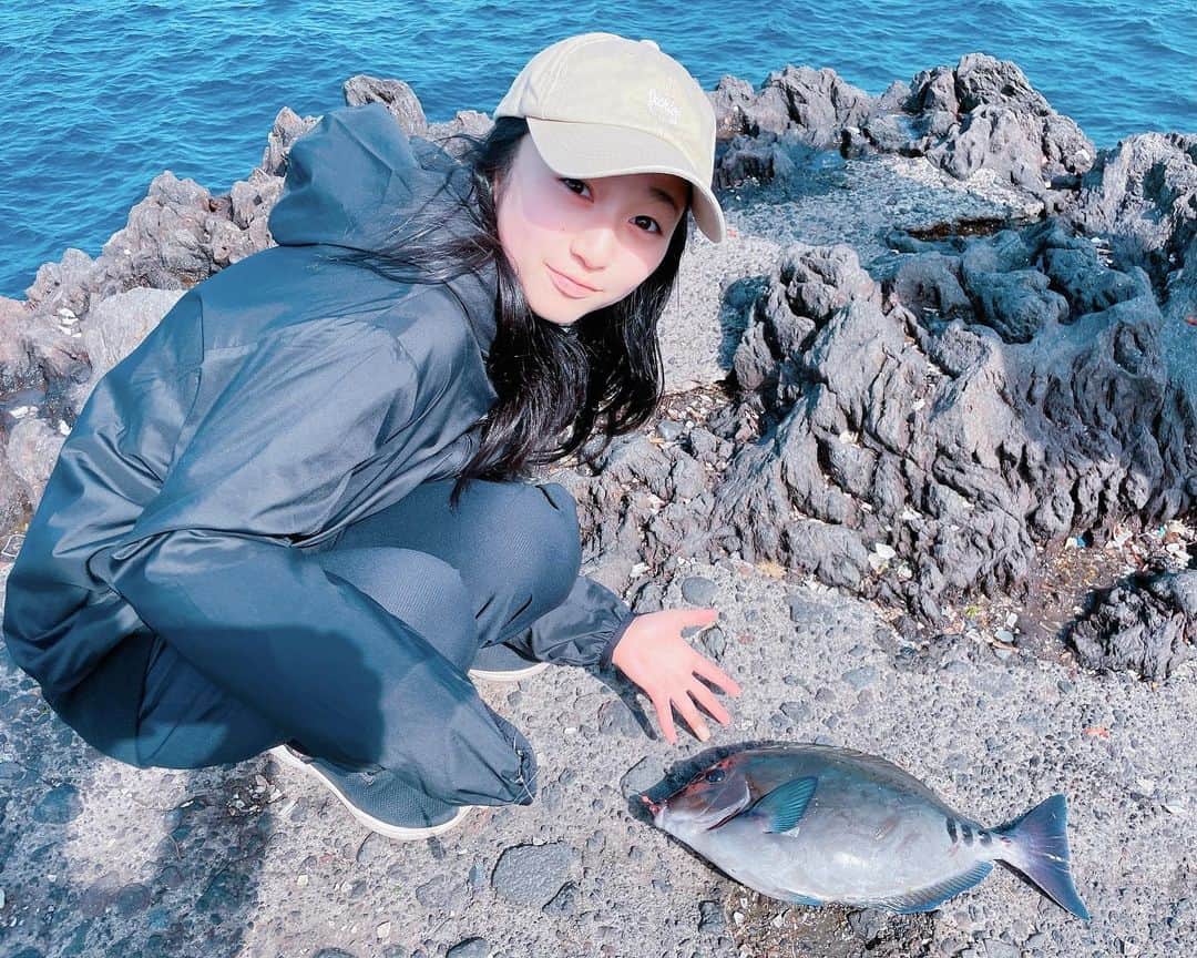 横溝菜帆のインスタグラム：「.  たくさんのいいね！やコメントを ありがとうございました。 今までで1番嬉しい 誕生日になりました🥺🎂　　　　　　　　　　　　　　　　　　　　　　  春休み🌸  久しぶりに釣りに行ってきました🐠🐡 がんばって、じーっと、じーっと 待ち続けていたら とても大きな ニザダイ を 釣ることができました！！ あまり食べない魚と聞いたので リリースしましたが 釣り上げる時はものすごく楽しかったです☺️  持ってきたポットのお湯で カップラーメンを作りました。 寒い海で食べるカップラーメンは格別です🤤✨✨　　　　　　　　　　　  #釣りガール #ニザダイ #カップラーメン」