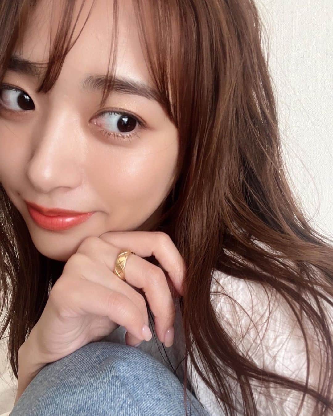 近藤千尋のインスタグラム：「以前も紹介したマキアージュの カスタマイズシリーズから また新しいアイテムたちが 3/21に発売されました🥰🤍🤍  私に似合うカラーをメイクさんに 聞いて組み合わせてみたよっ💄  ●簡単にグラデが作れて眉にも使える 　ドラマティックアイカラー (マルチ) オレンジムースケーキ OR341 ●こすり合わせて5分でマスクに付きにくい 　ドラマティックリップカラー (グロッシー)オレンジジュレ　OR433  ●昨年発売の単色ラメカラー　 　ドラマティックアイカラー(パウダー)ブラウンシュガー GD843  イエベのパレットにしてみました🥰 みなさんも自分に合うパレットを カスタマイズしてみてね🧏🏻‍♀  @maquillage_jp  #提供　#マキアージュ　 #新作コスメ　#カスタマイズパレット #わたしの運命のパレット　 #ドラマティックアイカラー」