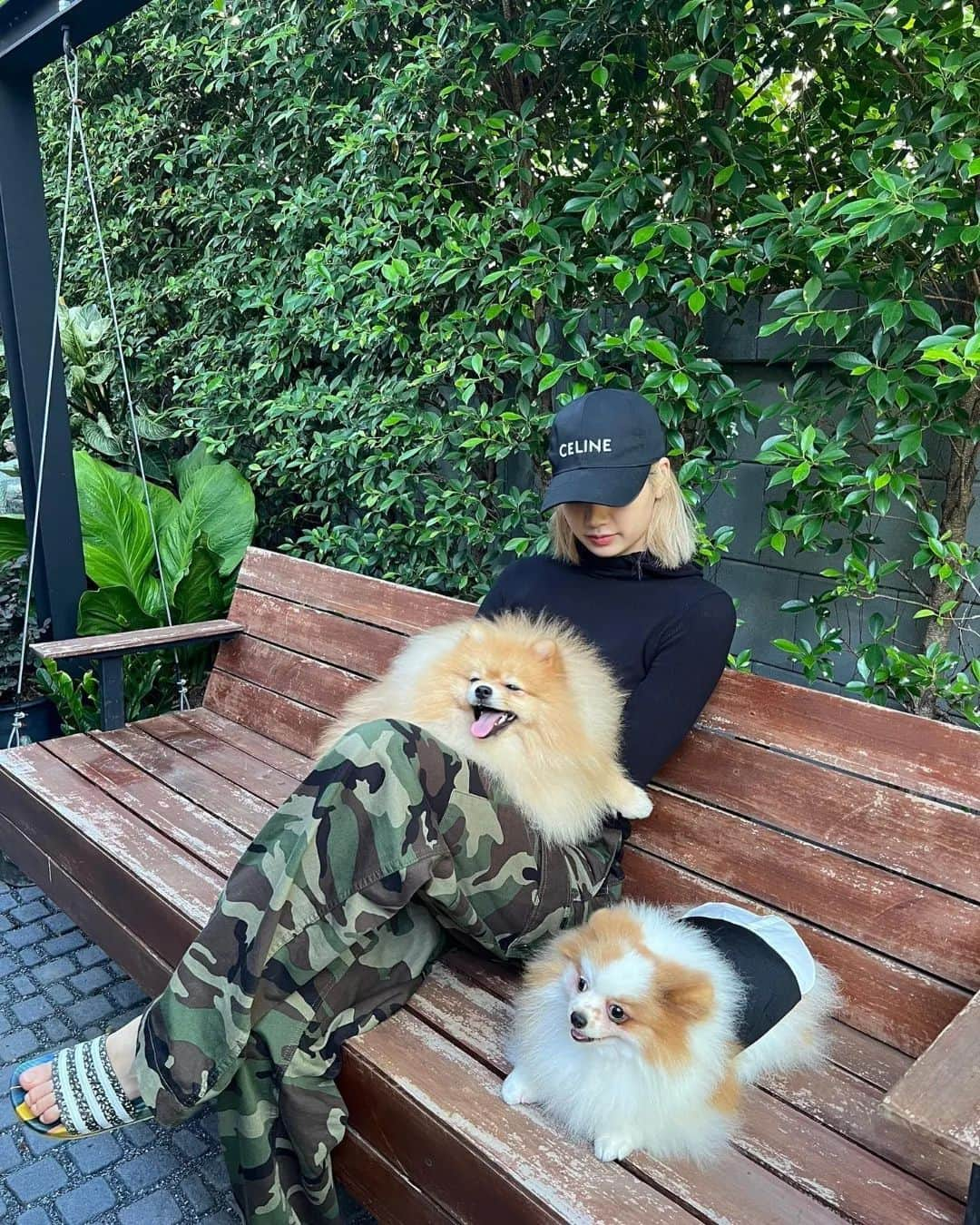 リサさんのインスタグラム写真 - (リサInstagram)「LISA and her pet sibs. photo by mommy 🥰 . . . #LISA #LALISA #리사 #블랙핑크 #BLACKPINK #LALISAMANOBAN #LALISAMANOBAL #blackpinklisa #lisablackpink」3月31日 19時24分 - lisa.blackpink