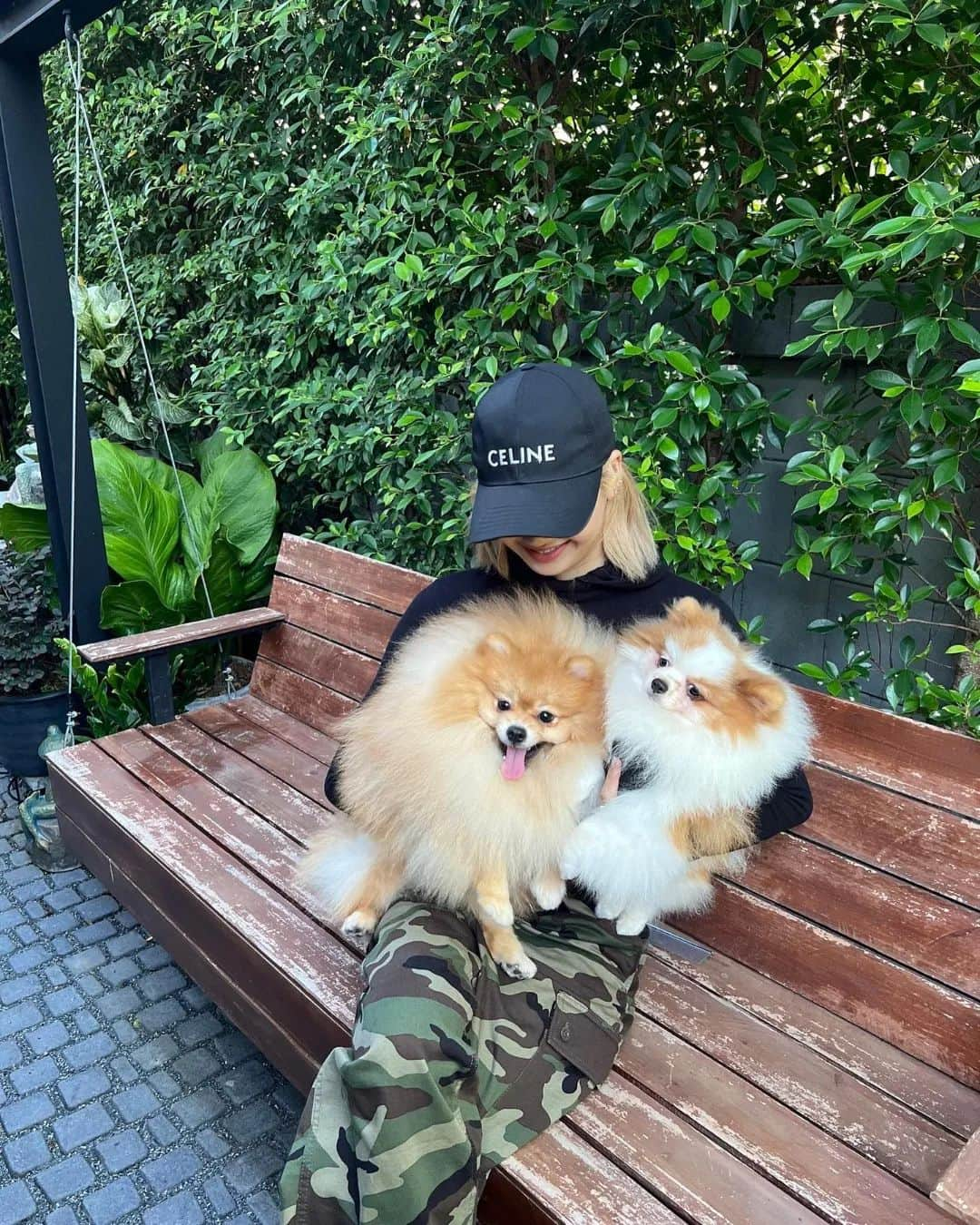 リサさんのインスタグラム写真 - (リサInstagram)「LISA and her pet sibs. photo by mommy 🥰 . . . #LISA #LALISA #리사 #블랙핑크 #BLACKPINK #LALISAMANOBAN #LALISAMANOBAL #blackpinklisa #lisablackpink」3月31日 19時24分 - lisa.blackpink