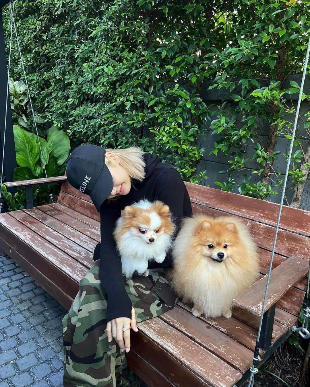 リサさんのインスタグラム写真 - (リサInstagram)「LISA and her pet sibs. photo by mommy 🥰 . . . #LISA #LALISA #리사 #블랙핑크 #BLACKPINK #LALISAMANOBAN #LALISAMANOBAL #blackpinklisa #lisablackpink」3月31日 19時24分 - lisa.blackpink