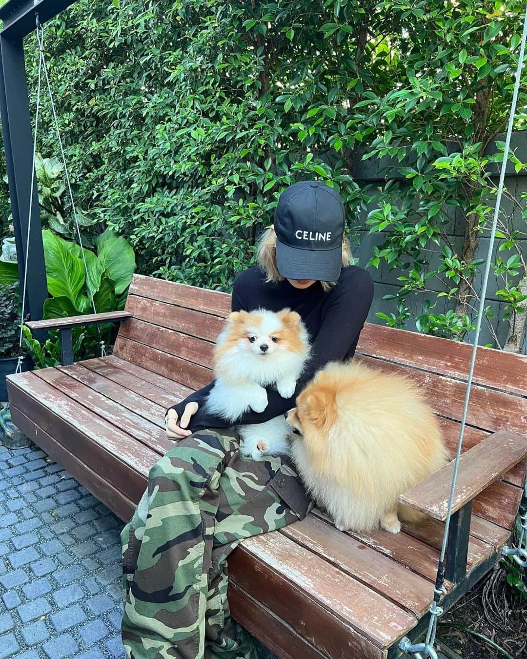 リサさんのインスタグラム写真 - (リサInstagram)「LISA and her pet sibs. photo by mommy 🥰 . . . #LISA #LALISA #리사 #블랙핑크 #BLACKPINK #LALISAMANOBAN #LALISAMANOBAL #blackpinklisa #lisablackpink」3月31日 19時24分 - lisa.blackpink