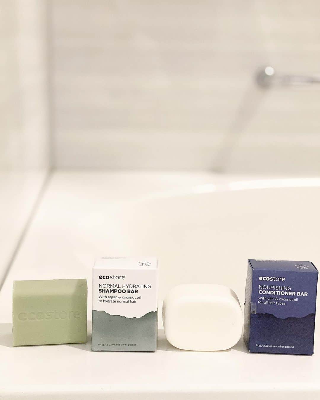永田明華のインスタグラム：「楽しみに待っていた  @ecostore.jp の#シャンプー と#コンディショナー   人にも地球にも優しいのよね🌏  固形なのに泡立ち抜群で 洗い上がりしっとりダメージケア😌  自然の香りに癒される〜💓  #エコストア #ecostore」