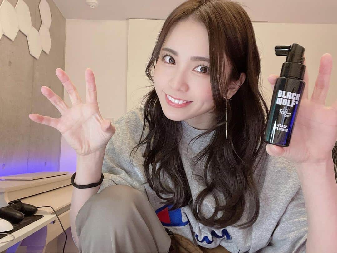 のインスタグラム：「目にとまる男性は しっかりとケアしている人が多い！ メンズ美容も当たり前の時代になってきたけど、 ブラックウルフはメンズコスメで黒髪ケアやスカルプ美容にこだわっているんだって💇‍♂️ このスカルプエッセンスは頭皮の美容液で、頭皮の角質層までうるおいを与えてくれるよ！保湿は本当に大切！ 女性も乾燥する時期って特に保湿を大事にするから、オススメできる商品です！  #BLACKWOLF  #ブラックウルフ  #大正製薬  #ヘアケア  #メンズヘアケア #スカルプエッセンス #スカルプ美容 #頭皮美容液 #pr」