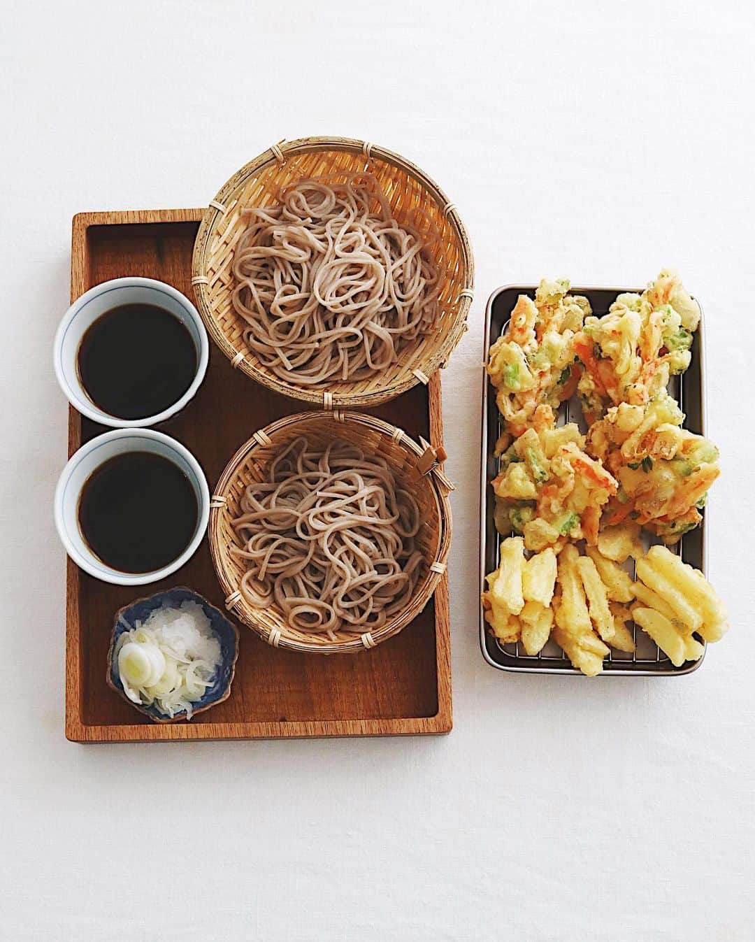 樋口正樹のインスタグラム：「tempura soba . 今夜は年度越し蕎麦で、 春野菜のかき揚げ天と 新じゃがの天ぷら付き。 . 春野菜のかき揚げ天は、 新にんじん、新玉ねぎ、 アスパラの根元を使い、 昭和さんの天ぷら粉で。 新じゃが天が思いの外 おいしいポテトで好き🍟 . . #年度末 #年度越し蕎麦 #年度末お疲れ様でした #天ぷら蕎麦 #蕎麦 #春野菜 #サクサクに揚る昭和天ぷら粉 #木曽路御岳そば #蕎麦ダイエット #soba #tempura #tempurasoba #sobanoodles」