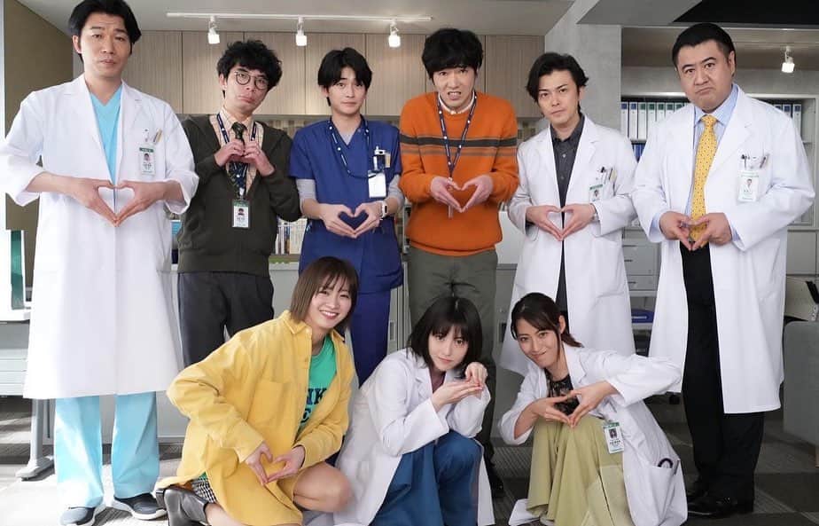 ドクターホワイトさんのインスタグラム写真 - (ドクターホワイトInstagram)「_ #ドクターホワイト #オールアップの瞬間写真  皆様あたたかいコメントをたくさん ありがとうございます！  またキャスト・スタッフの皆さん 撮影の合間にご協力 ありがとうございました☺️  最後は #ドクホワハート♡  あれ？？西島先生のハート型🤔  #高森院長に怒られますよ〜 #最後までわちゃわちゃ&ほっこりでした #応援ありがとうございました🍓」3月31日 19時36分 - dr_white2022