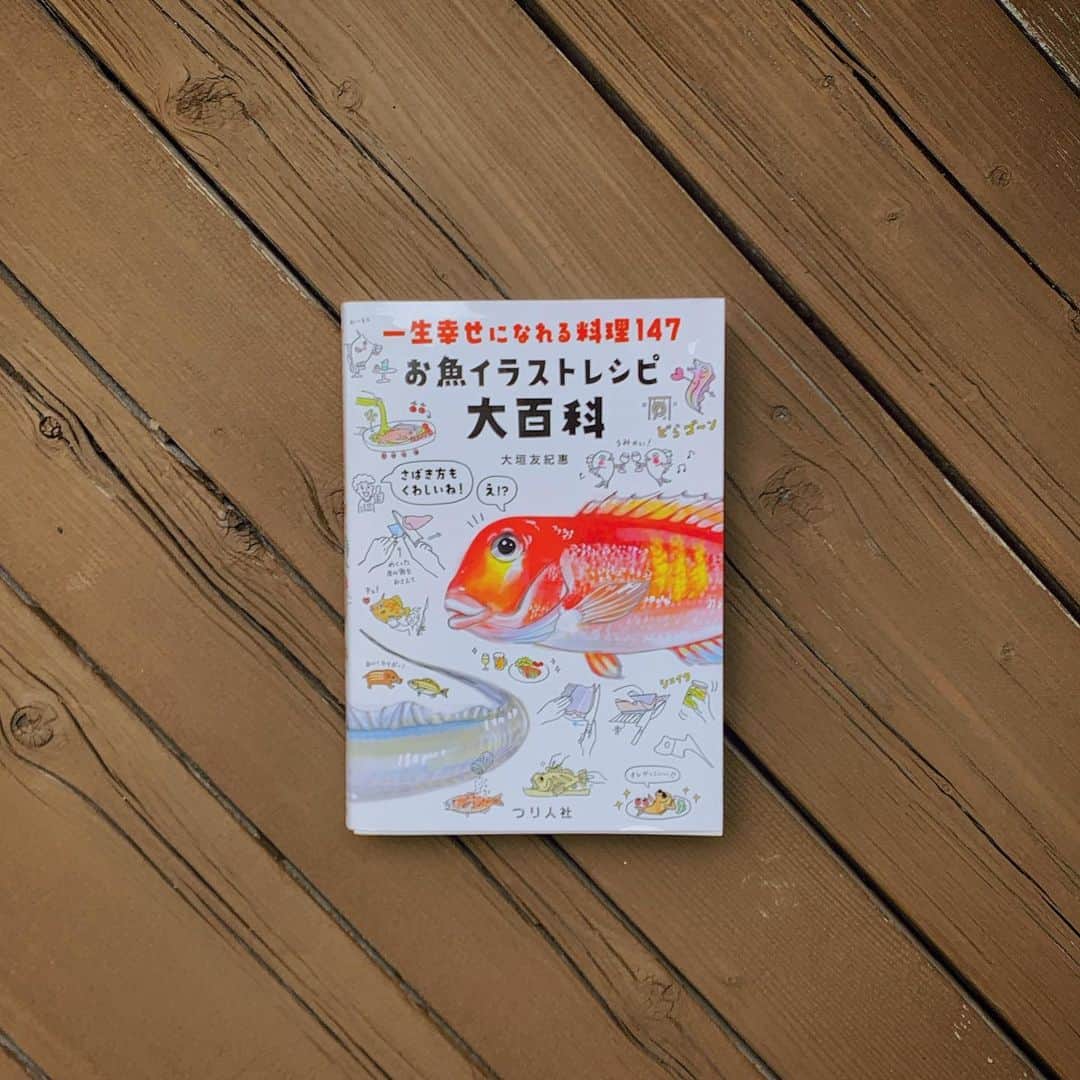Kajiko Kajikawaさんのインスタグラム写真 - (Kajiko KajikawaInstagram)「釣り人界隈で話題のこの本、わたしも買っちゃいました。まず、表紙が愛する甘鯛君ってだけで高まっちゃって。 イラストもめちゃくちゃ可愛いし！！  最近、本はほぼメルカリで買ってたけど、これだけはメルカリで売り切れててなかったので、Amazonで買いました。  著者自身、釣りファミリーで育った女性アングラーだけあって、お魚のセレクトや調理のポイントが、全部釣り人目線。  紹介してるお魚が、 アジ、イシモチ、タチウオ、アマダイ、カサゴ、イサキ、イナダ、カワハギ、マダイ、、、ナドナド。海釣り人のキーターゲット達。リアルな釣りライフにマッチしてます。 (割と基本の釣りターゲット以外は載ってないので、図鑑としては活躍しません💦)  処理の仕方のポイントなどは、釣り人から伝授してもらったポイントが纏まってて、 知らなかったこともあり、すごく参考になります！  いままで捨ててた部位を使ったレシピや、 パーツごとのおすすめレシピは、めーっちゃ参考になる〜  開いたまま、keepできる仕様で、見ながら料理するのにとっても便利！！  ヒラメ、カレイ、メバル、カツオとか、 魚種増やして第2段出してほしいなー🤣 あとは、山の民に馴染み深い釣りターゲット(ニジマス、イワナ、ヤマメ、サクラマス、ワカサギとか。)バージョンも。。。  次、海に行けるまでの間に、 スーパーでお魚買って試そうかな😂  #つり人社 #お魚イラストレシピ大百科  #釣り #釣りガール #釣り好き  #釣り好きな人と繋がりたい  #アマダイ  #Fishing  #fishinglife」3月31日 10時36分 - kajikoo