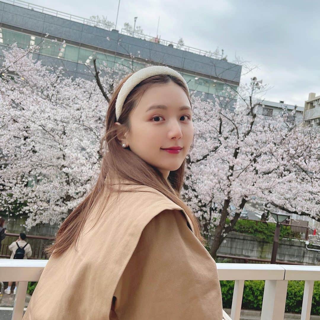 ひよんのインスタグラム：「🌸🌸🌸  おはよー💛 今日で3月おわりだ😳😳 本当あっという間だね🥺🤧 花粉に負けないで今日もがんばる💖  みんなはどんな1日すごすのー？😆  #ひよん #ひよん服 #さくら #桜」