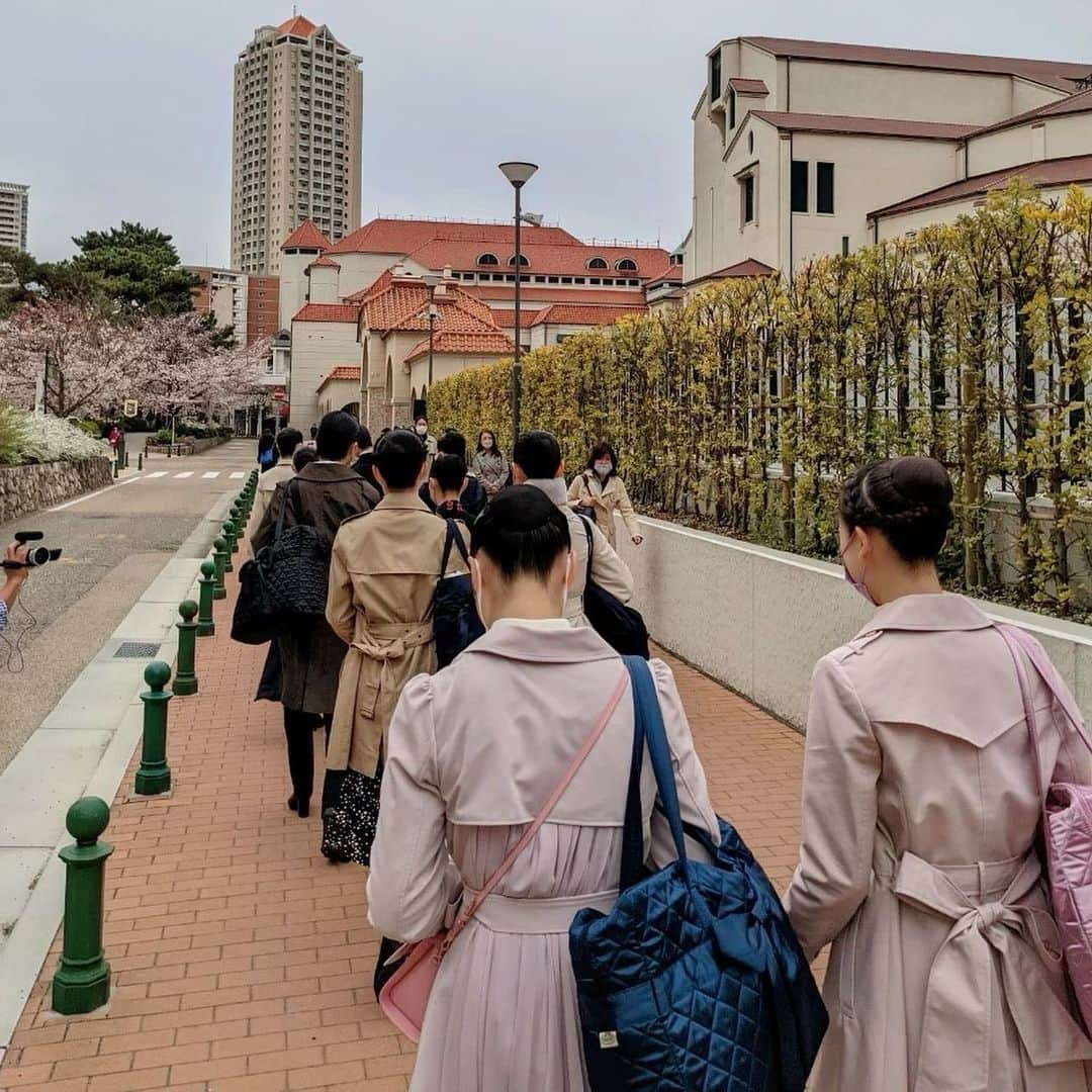 壱城あずささんのインスタグラム写真 - (壱城あずさInstagram)「⁡ 昨日は110期宝塚音楽学校合格発表でした。 ⁡ 今年も生徒の数だけドラマがありました。 悔しい、嬉しい、悲しい… 毎年この受験シーズンはたくさんの感情が爆発して本当に苦しい。 ⁡ 努力は報われないこともあります。 でも自分の人生の中で必ず大きな力となり成長してることには間違いない。 ⁡ この一年みんなの素晴らしい成長を見せてくれて、夢を一緒に見させてくれてありがとう… ⁡ 全ての宝塚受験生たちに心からの拍手を送ります！！ ⁡ 来年度受験される方のために、 今回の受験についてHPにて詳しくレポしておりますので、参考になさってください📝 ⁡ ⁡ ⁡ #宝塚歌劇団#宝塚音楽学校 #宝塚受験スクール#宝塚受験スクール大阪 #宝塚受験#宝塚受験生 #宝塚#takarazuka#大阪#江坂 ⁡ #クラレス#classylessons ⁡ #宝塚og #壱城あずさ#89期#しーらん」3月31日 10時59分 - shiiran1012