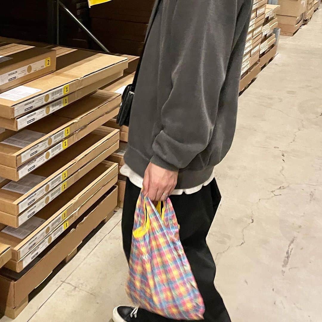 ASOKO ZAKKA STOREのインスタグラム：「_ ⁡ 小さめサイズのエコバッグ🍒" ⁡ 500mlのペットボトルが ちょうど縦に収まるサイズ感です◎ ⁡ 中に縫い付けられた巾着を裏返して バッグ部分を詰め込んでコンパクトに収納🍦 ⁡ ⁡ ⚪︎エコバッグ小 ¥300(税込¥330) ⁡ ─────────────────────── ⁡ ■オンラインストアは 　トップページのURLよりご覧いただけます ⁡ ■店舗により在庫が異なります 　お立ち寄りの店舗までお問い合わせください ⁡ ─────────────────────── ⁡ #ASOKO #3COINS #スリーコインズ #スリコ #エコバッグ #カラフル #ミニバッグ #お買い物 #お買い物バッグ」