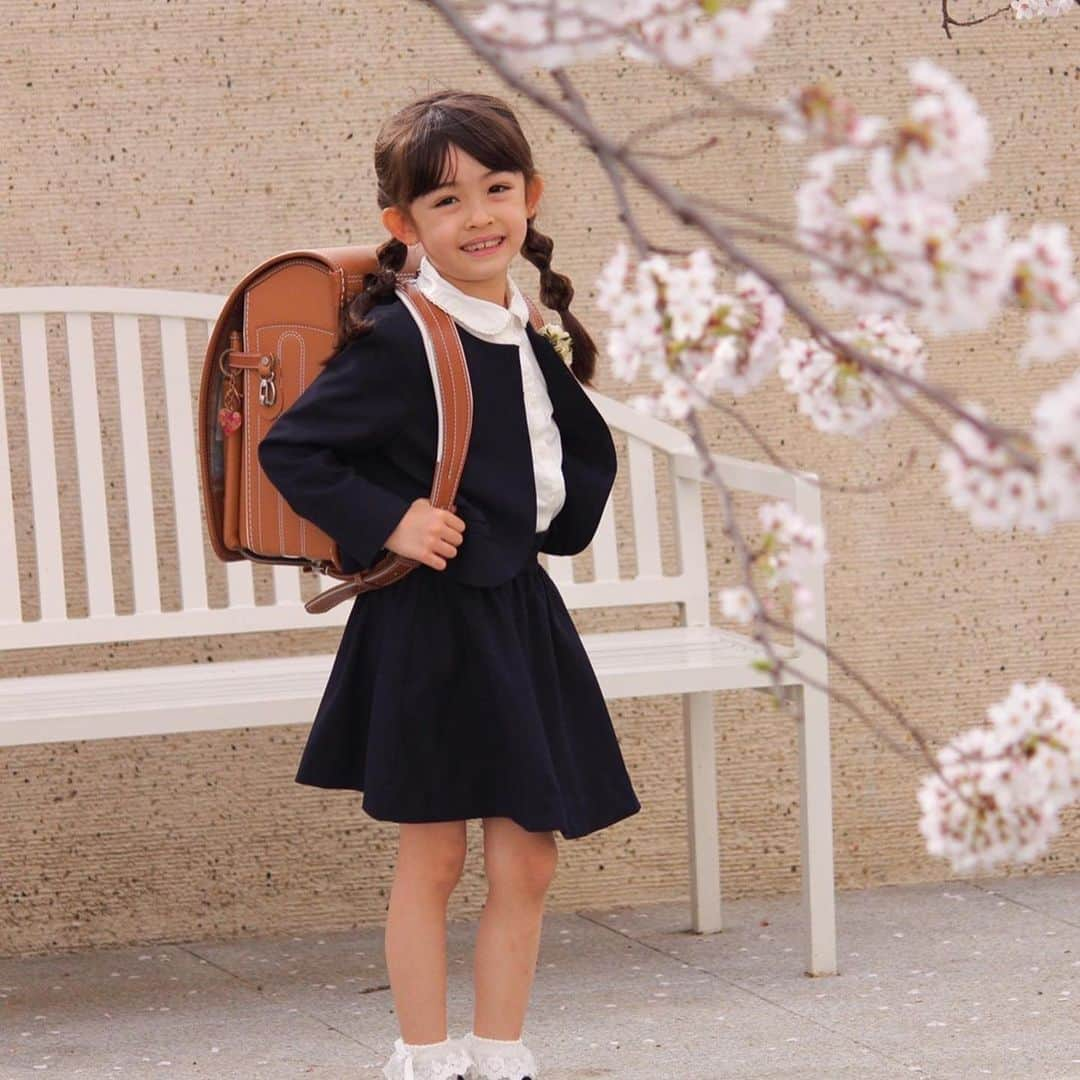 アレン明亜莉クレアのインスタグラム：「🌸  桜が咲いているうちに幼稚園の制服や1年生ぽく写真を撮ってます〜🌸  東京はもう散ってきていて桜吹雪になっています😭  入学式には間に合わなさそう😢  皆さん今のうちです〜  #桜 #桜2022 #卒園式 #入学式  #年長さん #一年生 #ランドセル #子役 #ハーフ子役 #ハーフ子役モデル #モデル #modeljapan #mixedkids #cherryblossom #japan2022 #modelsearch」