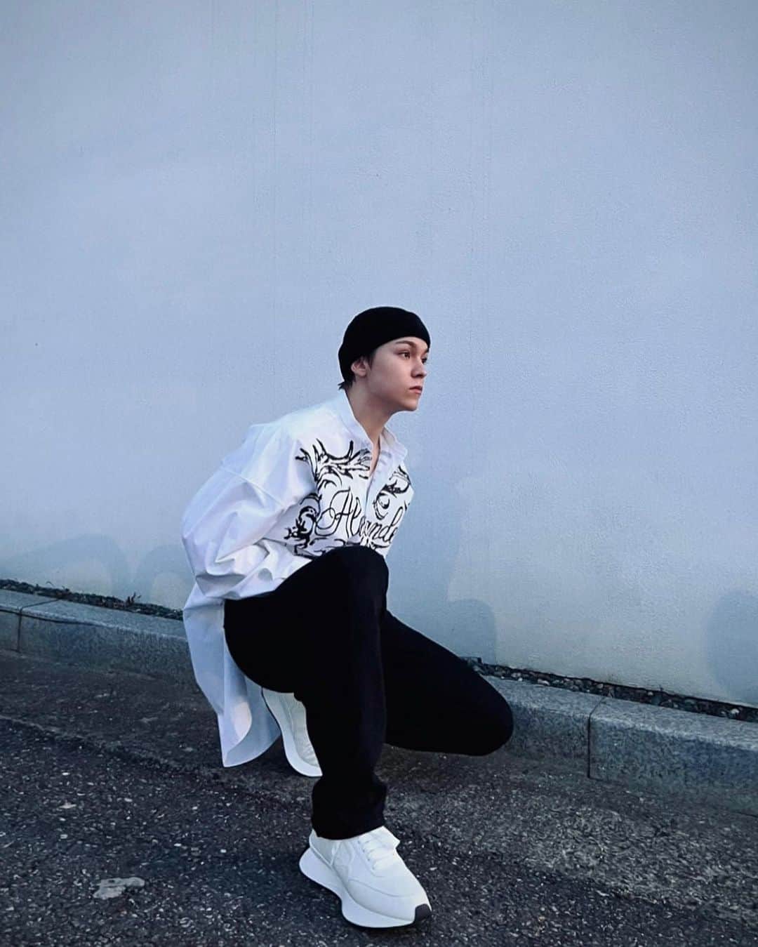 VERNONのインスタグラム：「#알렉산더맥퀸 #AlexanerMcQueen #McQueenSprint #광고」