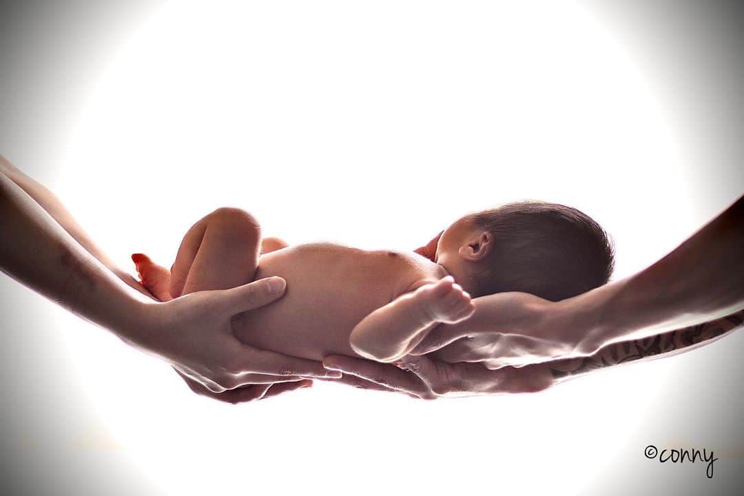 YOGOARISAのインスタグラム：「ニューボーンフォトお家撮影📸🤍 ・ ・ ・ 撮ってる最中におちっこしちゃったのは内緒だじょ🤫🤍 #newbornphotography #newbornphoto #selfcamera #newbornbaby #女の子ベビー #天使ちゃん #令和4年ベビー」