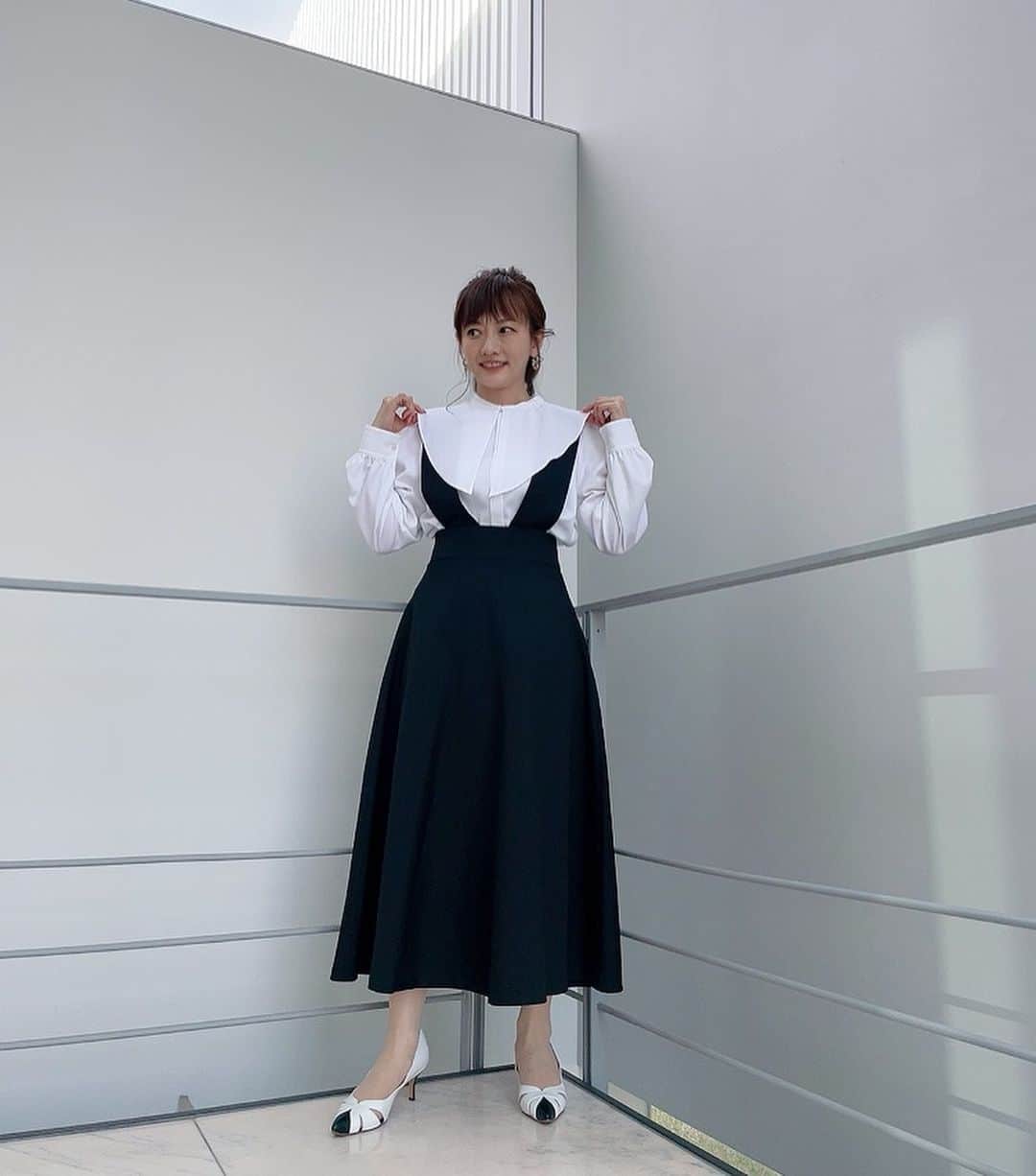 のインスタグラム：「今朝着用した衣装です🤍  明日で『グッド!モーニング』を卒業することになりました🎤 最終日まで精一杯努めます‼︎ 宜しくお願いします🌸  #ブラウス #ジャンパーワンピース @_parigot_   #ピアス #リング @yoaa.official   #パンプス @kanematsu_official   #スタイリスト @tamakumamakiko   #テレビ朝日 #アナウンサー #島本真衣」