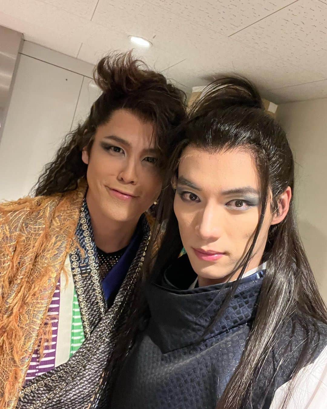福士蒼汰のインスタグラム：「神州無頼街 大阪公演 無事終えることができました！  マモちゃんと 幕間2ショット！  次は静岡！ 富士の裾野へ レッツラゴー！」