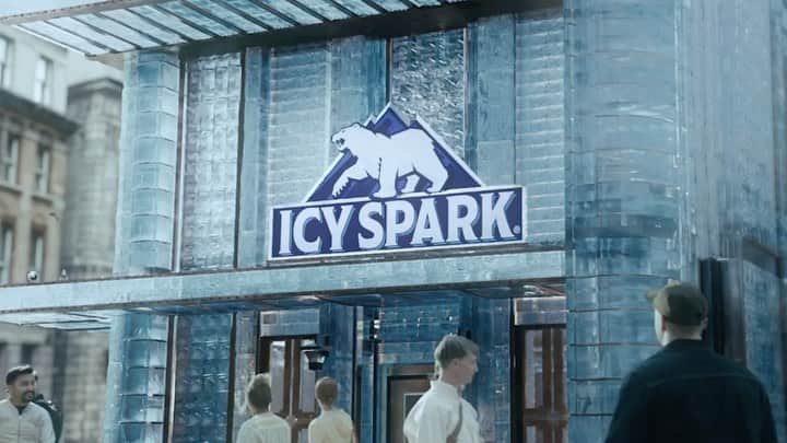 磯村勇斗のインスタグラム：「.  「アイシー・スパーク from カナダドライ」   「アイシー・スパーク from カナダドライ レモン」  新CM映像解禁です!!  『速攻!強炭酸水!』  飲んだら思わず  「炭酸はやっ!」  4月11日から放送されます!!  #アイシースパーク #速攻強炭酸水」