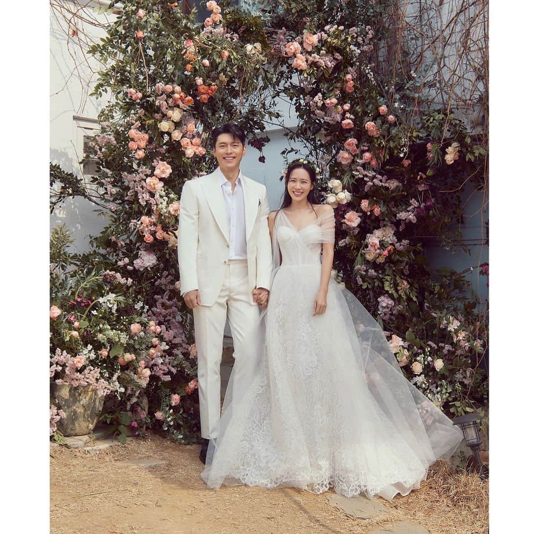 VASTエンターテイメントさんのインスタグラム写真 - (VASTエンターテイメントInstagram)「안녕하세요. VAST엔터테인먼트입니다.   오늘, 현빈 배우와 손예진 배우가 결혼식을 올리고 부부로서 첫 발을 내딛게 되었습니다.   본 식은 코로나 상황을 고려하여 비공개로 진행되는 점 양해의 말씀드리며, 두 사람의 웨딩 사진을 통해 소식을 전해 드립니다.   두 사람의 새로운 출발에 보내주신 많은 축하와 따뜻한 응원에 마음 깊이 감사드립니다.  앞으로도 현빈 배우와 소속사 또한 보내주시는 사랑에 보답할 수 있도록 늘 최선을 다하겠습니다.  감사합니다.」3月31日 13時31分 - vast.ent