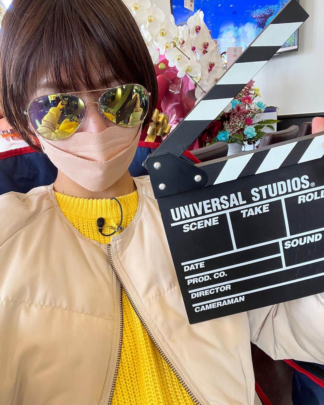 稲富菜穂のインスタグラム：「監督風に酔いしれる私🎞 サングラスの反射すごい🕶  #ココらぼR #監督風 #サングラス #カチンコ #よーいスタート」