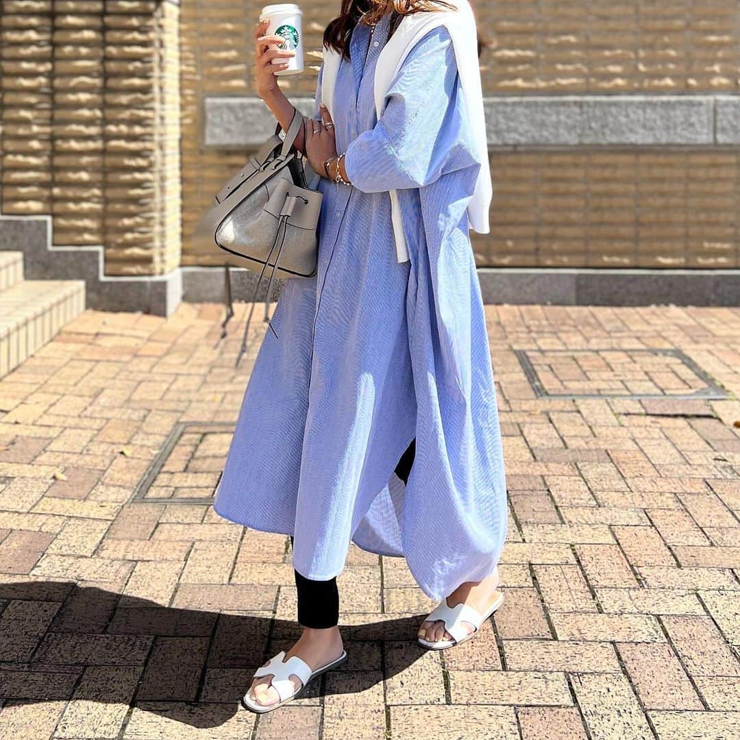 mario_dozonoのインスタグラム：「* 💙💙💙 relaxing style…✔️ * @aquagarage の歩く度に風をまとってふんわり揺れるシャツワンピ🌬 * このたっぷり生地が使われたボリュームシルエットがお気に入り🥰 * 近所の桜並木ももう8分咲きで、息子と散歩で通る度に幸せな気分🌸🌸🌸 * * onepiece… @aquagarage bag… loewe sandals… titivatejp * * * #aquagarage #アクアガレージ #プチプラ #公式アクアガレージ #シャツワンピース #ビッグシルエット #ワンピース #春コーデ #ootd #大人コーデ #アクアコーデ #pr #ワンピースコーデ #リラックスコーデ #シャツワンピ #ワンマイルウェア #ワンマイルコーデ #ゆるコーデ #春先取り #春先取りコーデ #骨格ナチュラル #骨格ナチュラルコーデ #イエベコーデ #イエベ春 #イエベ春コーデ #トレンドコーデ」
